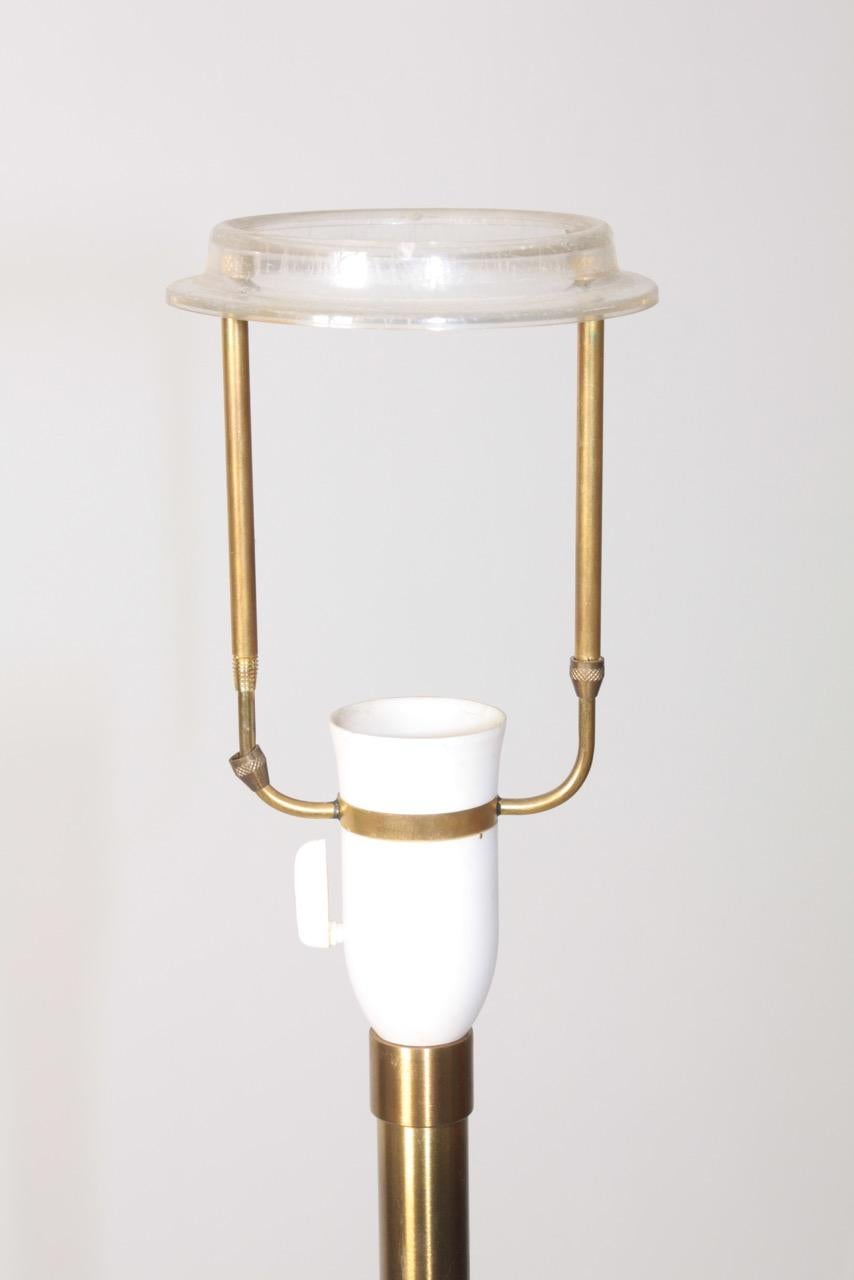Stehlampe aus der Mitte des Jahrhunderts aus Teakholz und Messing, hergestellt in Dänemark, 1950er Jahre im Angebot 1