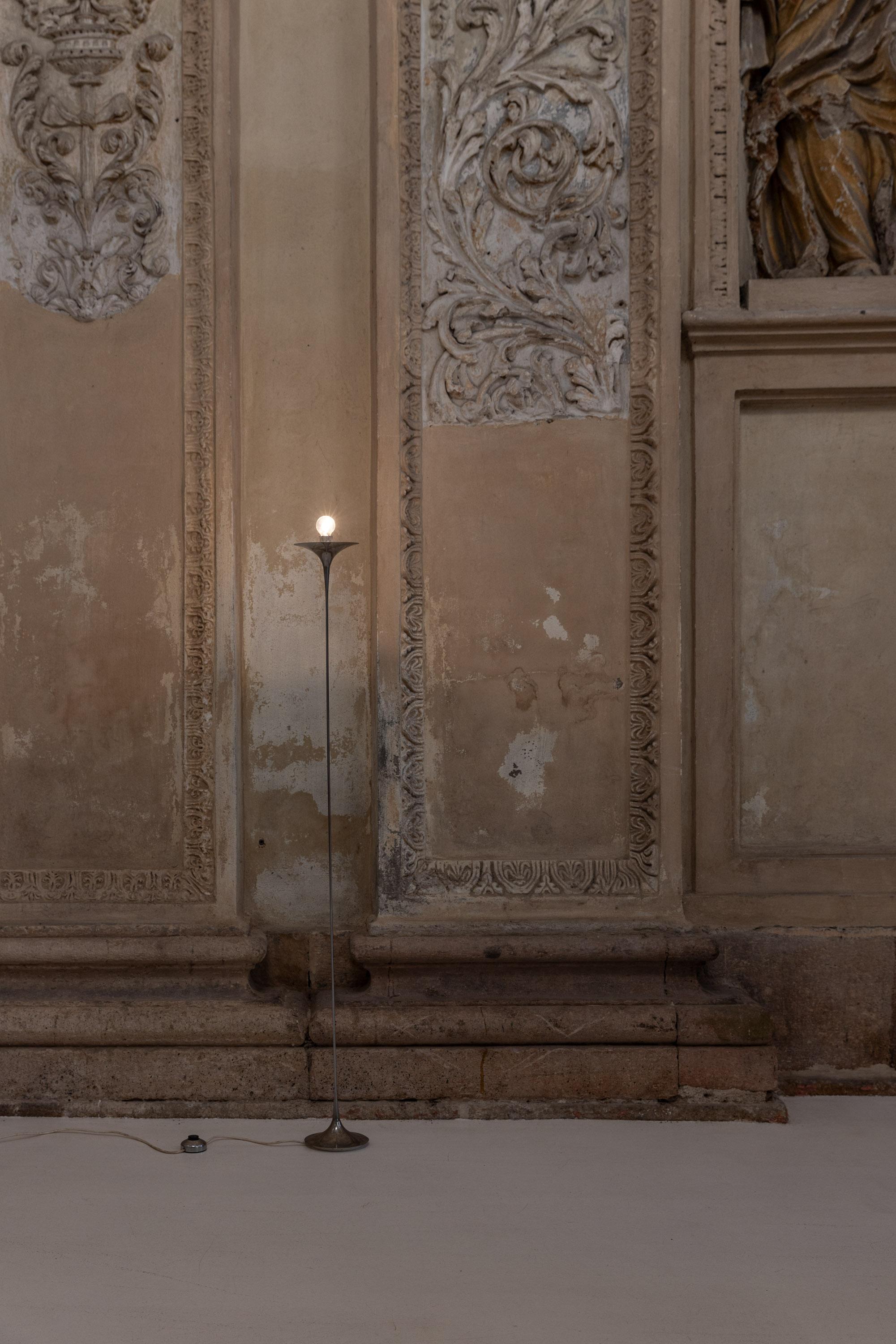 Lampadaire du milieu du siècle avec structure métallique originale, abat-jour en forme de cloche.
Parfait état vintage
Italie 1960