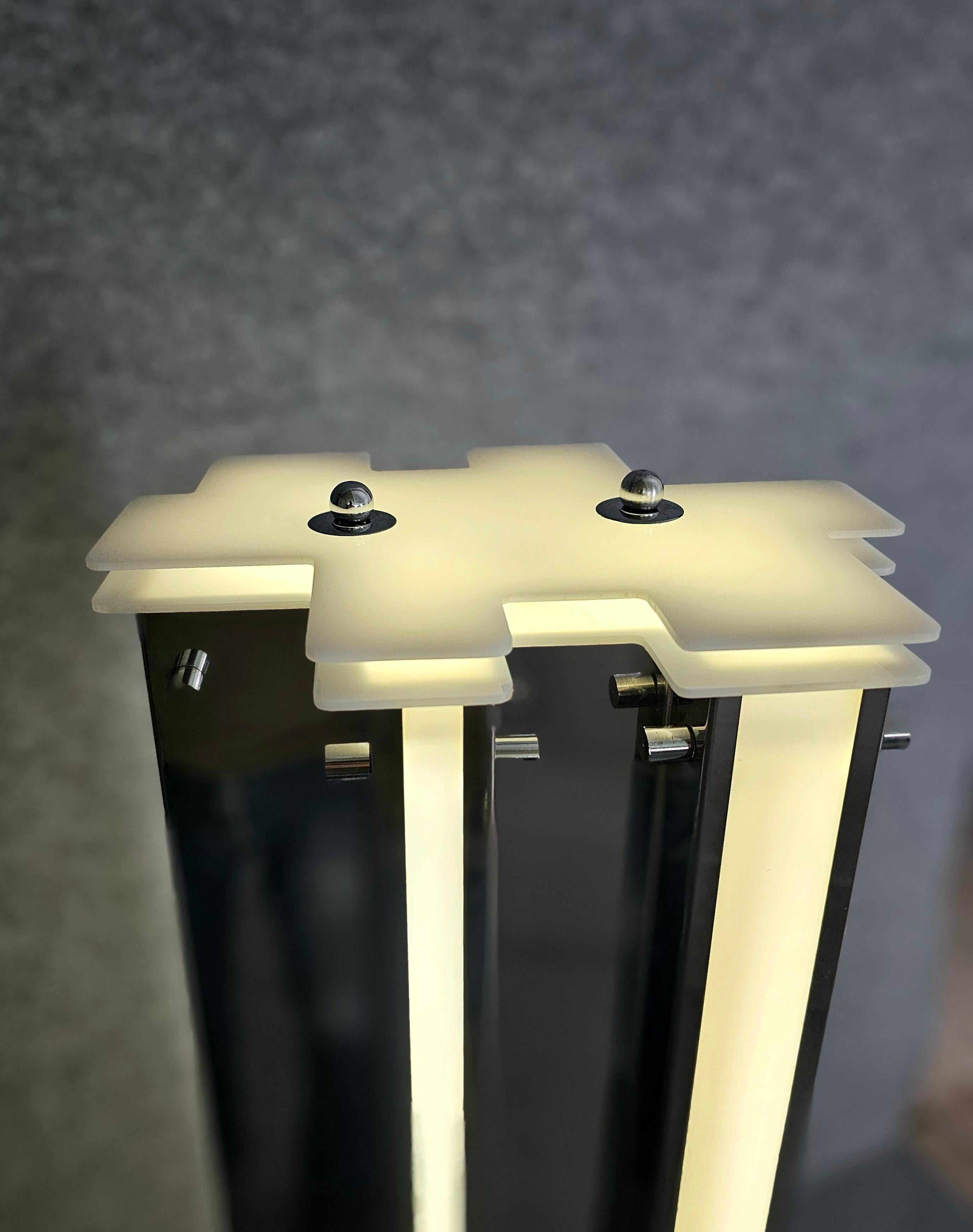 Elegant lampadaire produit en Italie dans les années 70. Base en marbre blanc de Carrare, diffuseurs verticaux en plexiglas lacté. Structure en acier chromé.La combinaison de ces composants rend la lampe élégante, et lorsqu'elle est éclairée avec un