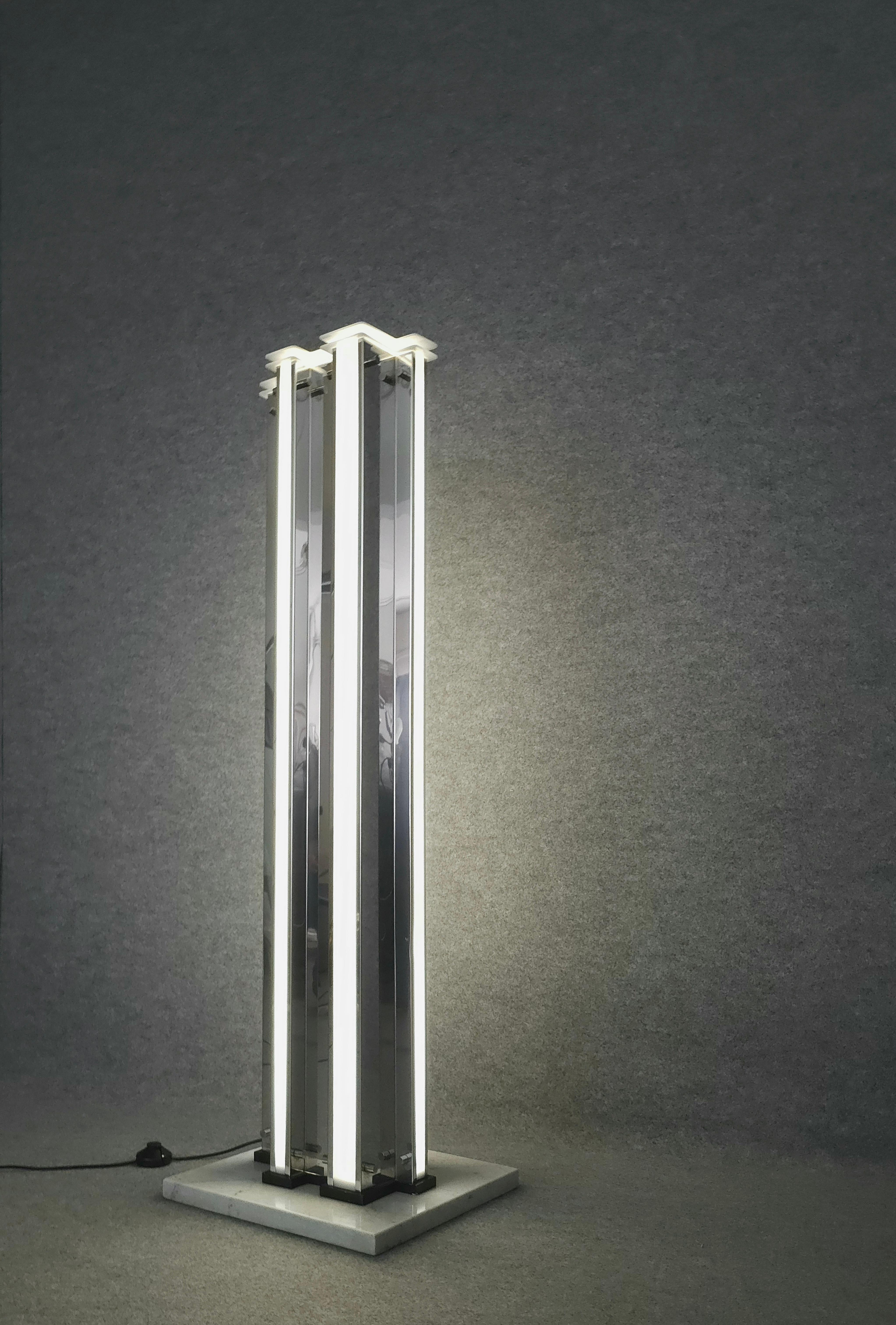 Lampadaire du milieu du siècle dernier en marbre, aluminium, plexiglas chromé design italien des années 1970 en vente 1