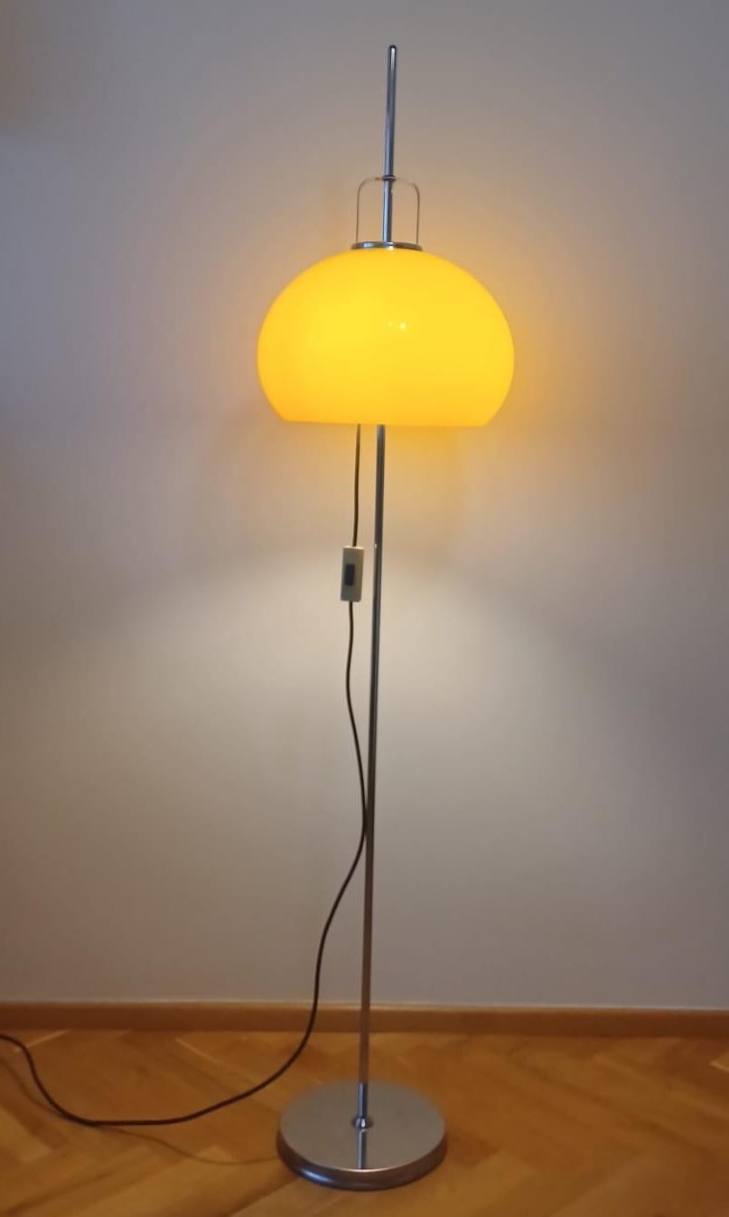 Stehlampe Meblo aus der Mitte des Jahrhunderts, entworfen von Harvey Guzzini, Italien, 1970er Jahre (Italienisch) im Angebot