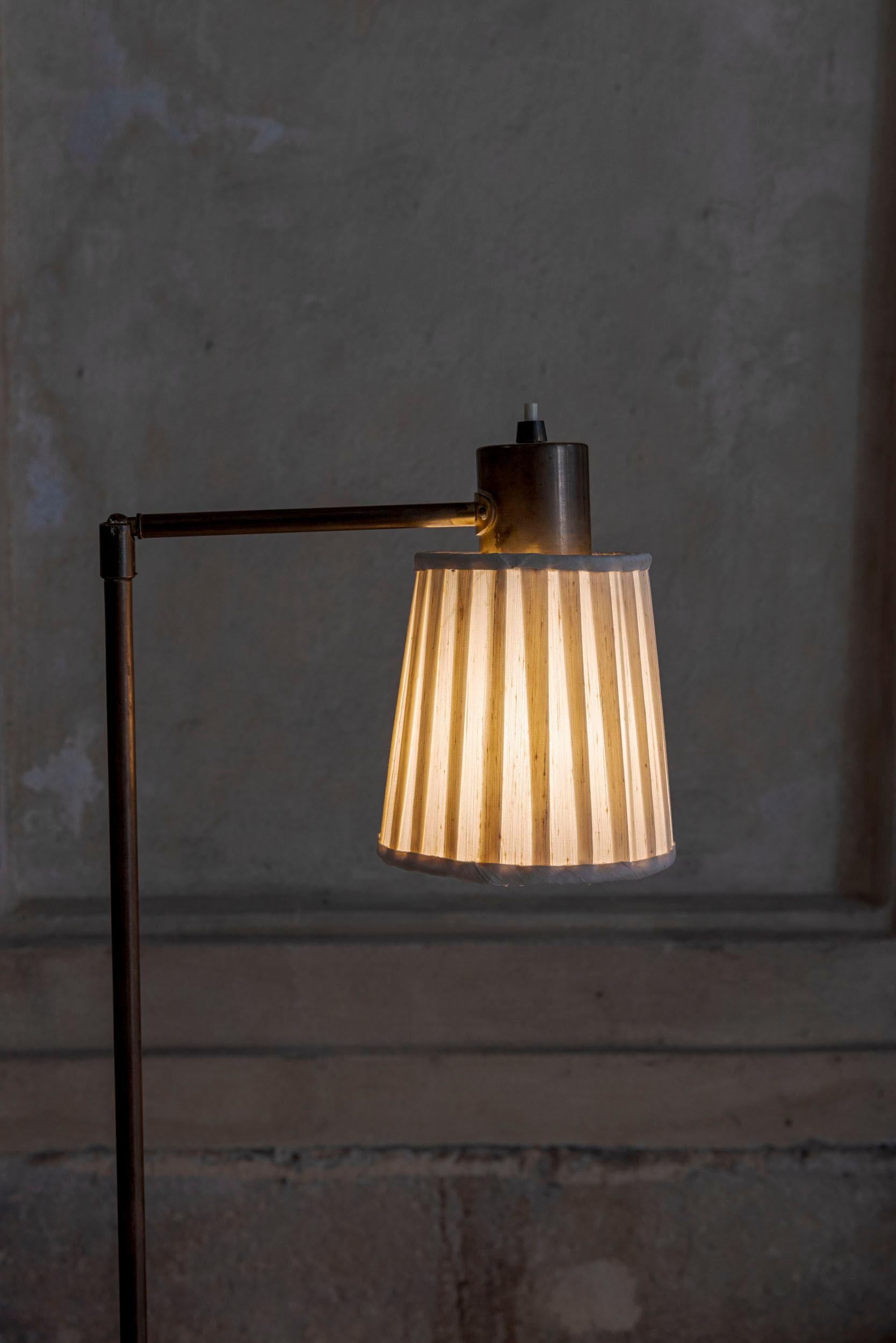 Midcentury floor lamp mod. 577 by Hans Bergstrom for Atlejé Lyktan In Excellent Condition For Sale In Piacenza, Italy