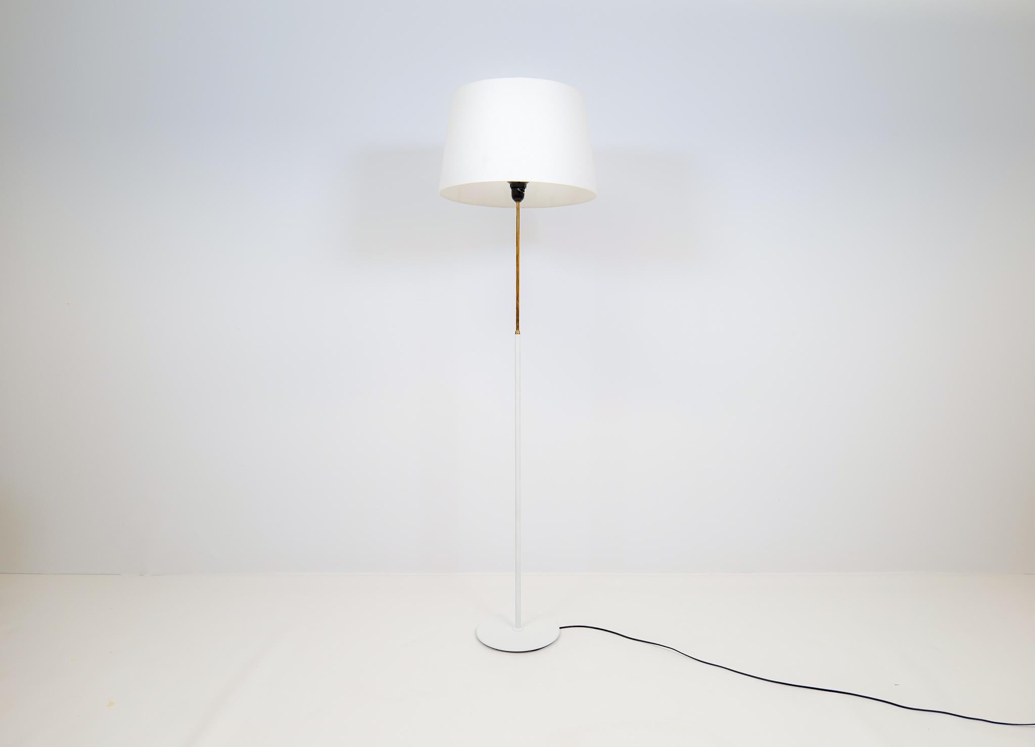 This floor lamp made by Bergboms Sweden in the 1960s. The white metal base works good with the brass part of the lamp.

Good working condition rewired some marks on the base. 

Measures: Height 144 cm diameter 43 cm base diameter 25 cm.





