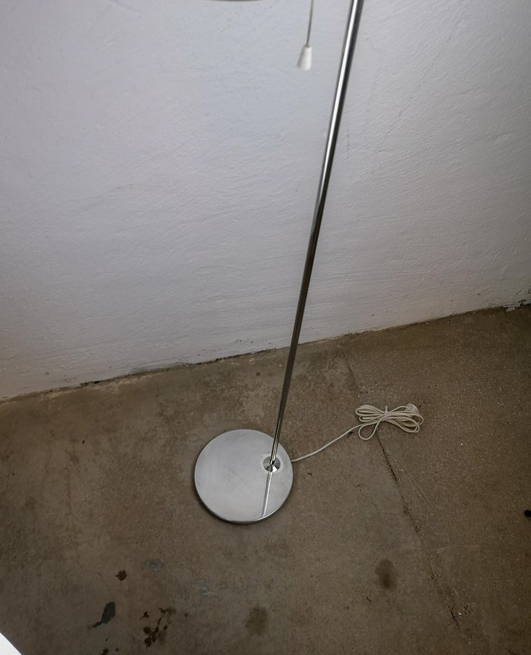 This floor lamp made by Bergboms Sweden in the 1960s is in chrome steel. It’s a little bit more rare then the brass one.

Good fair working condition small marks and stains. 

Measures: H 130 cm, W 20 cm, D 25 cm.
 