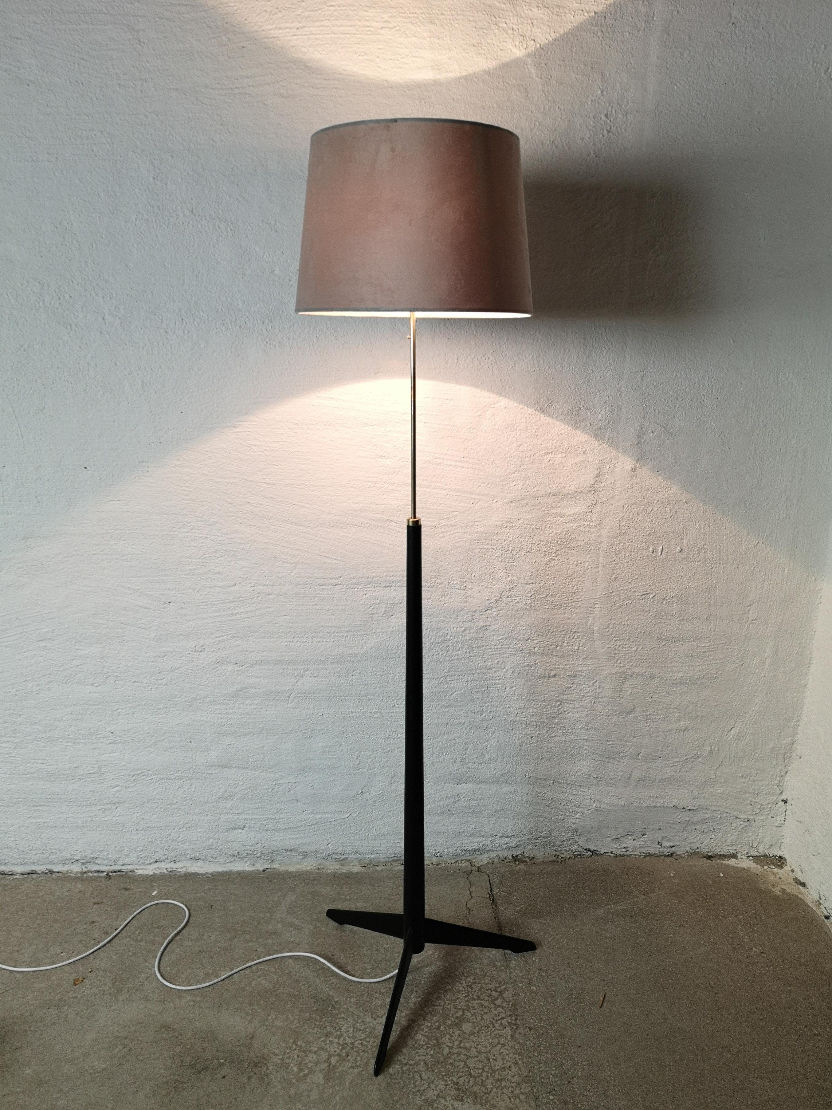 Ce lampadaire a été fabriqué par Bergboms Suède dans les années 1960. Son bois de couleur noire se marie parfaitement avec la partie en laiton de la lampe.

Bon état de fonctionnement, recâblage

Dimensions : H 135 cm sans abat-jour.


 