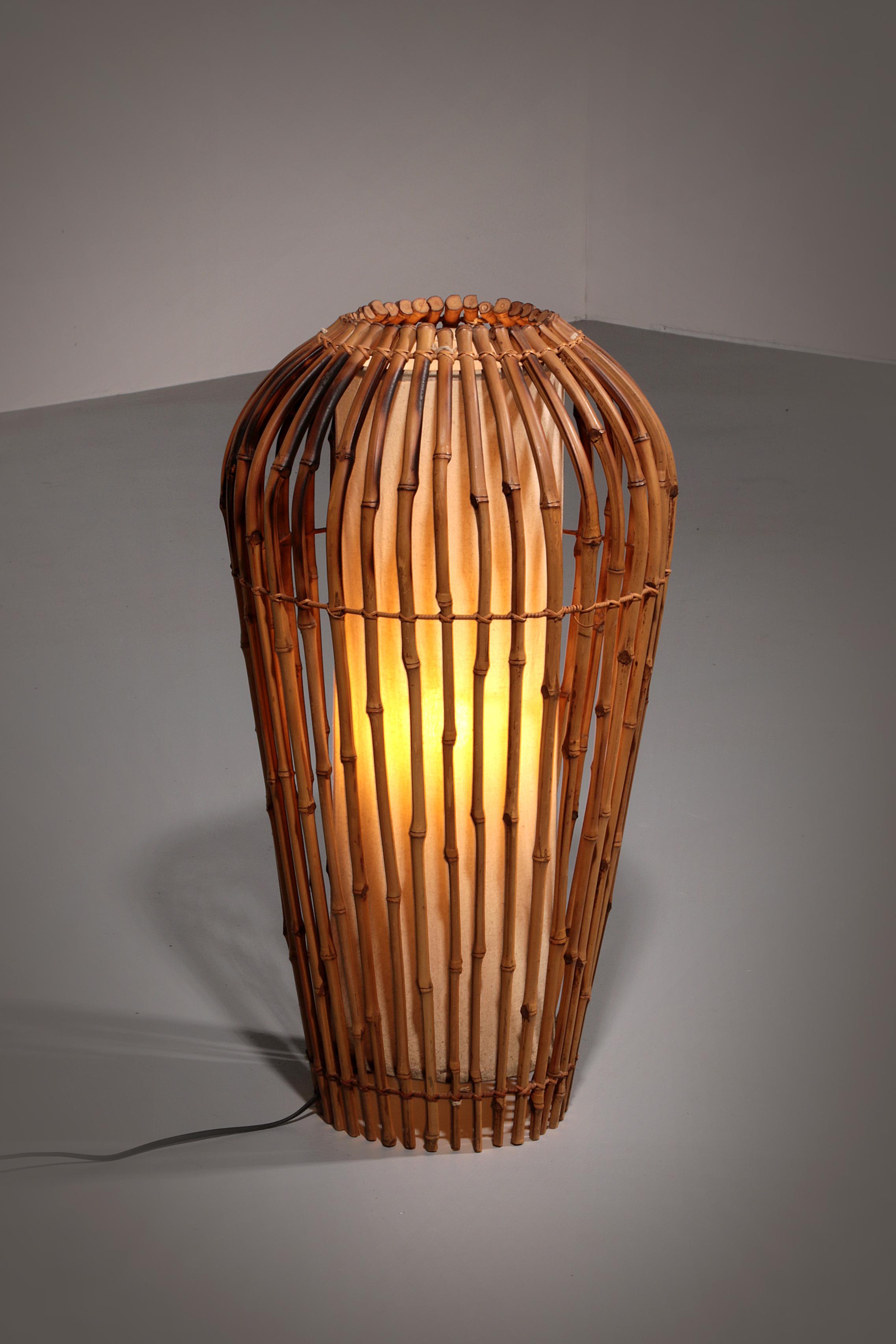 

Excepcional lámpara de pie de mediados de siglo en bambú, ratán y tela, atribuida a Franco Albini
Fabricados en Italia en los años 60, muestran un equilibrio perfecto entre materiales naturales y diseño modernista
Las cálidas texturas del ratán y