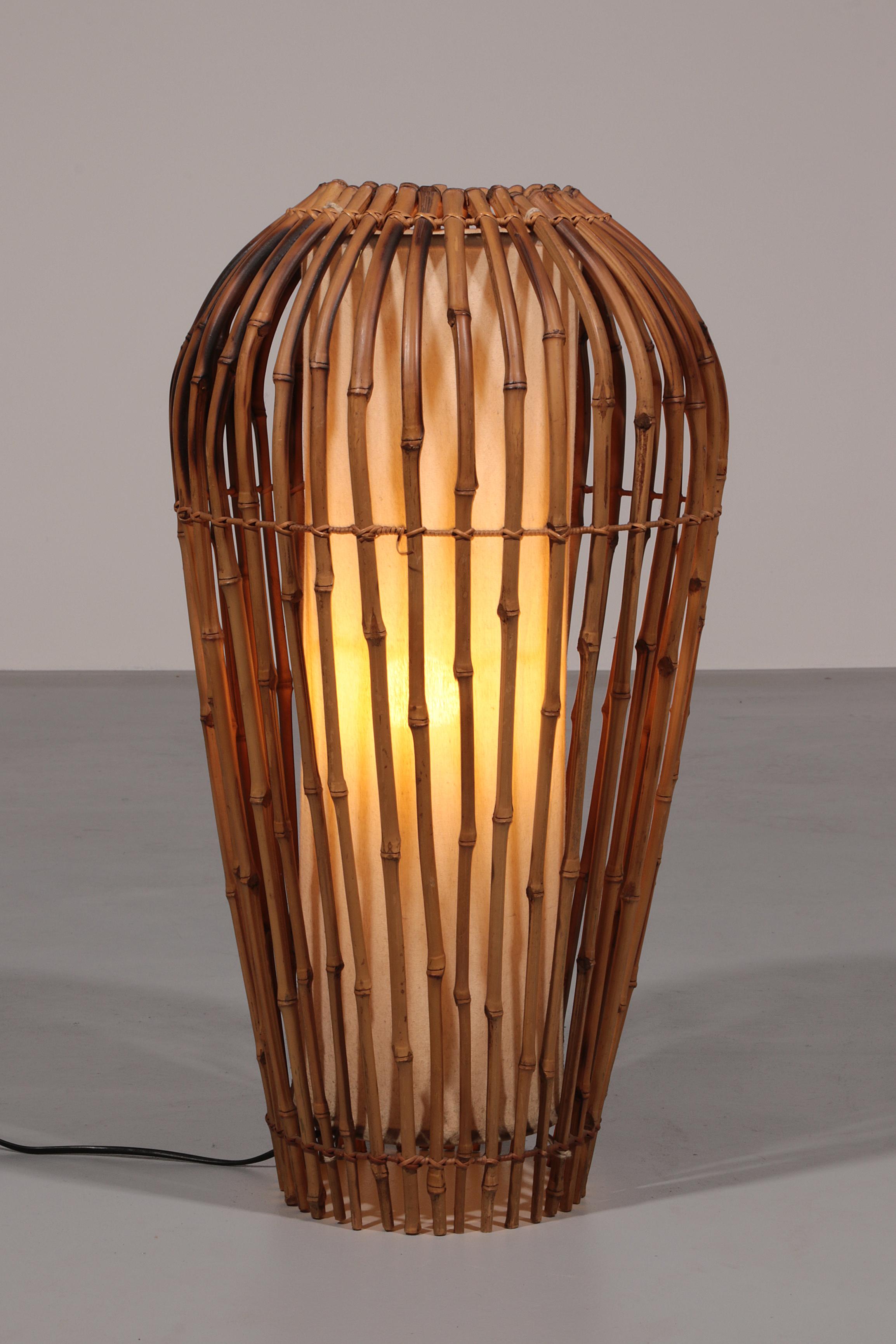 Lámpara de pie de mediados de siglo de ratán, bambú y tela Franco Albini, Italia Años 60 Moderno de mediados de siglo en venta