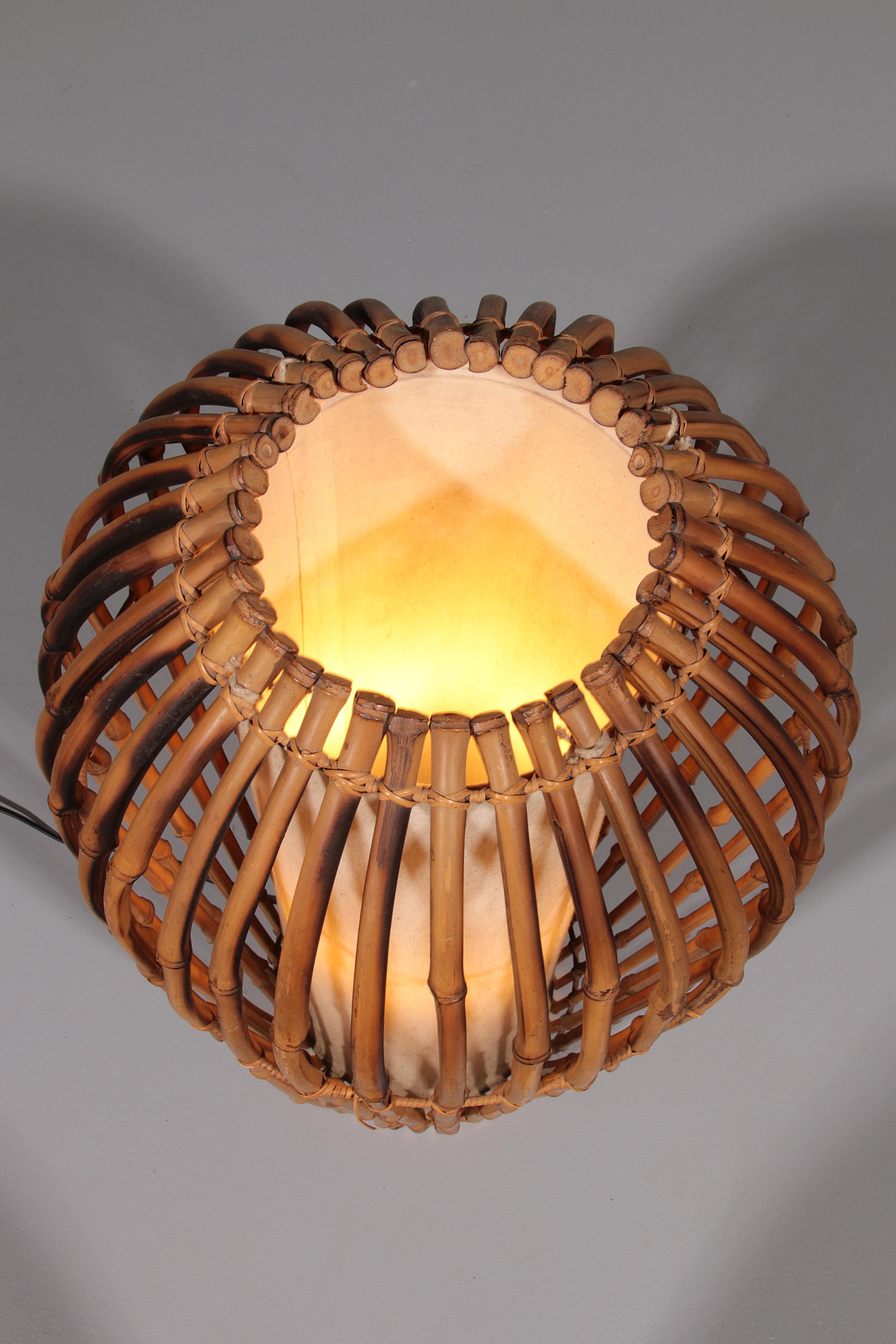 Lámpara de pie de mediados de siglo de ratán, bambú y tela Franco Albini, Italia Años 60 Tela en venta