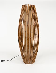 Lampada da terra del Medioevo in rattan, bambù e tessuto in stile Franco Albini, Italia 1960