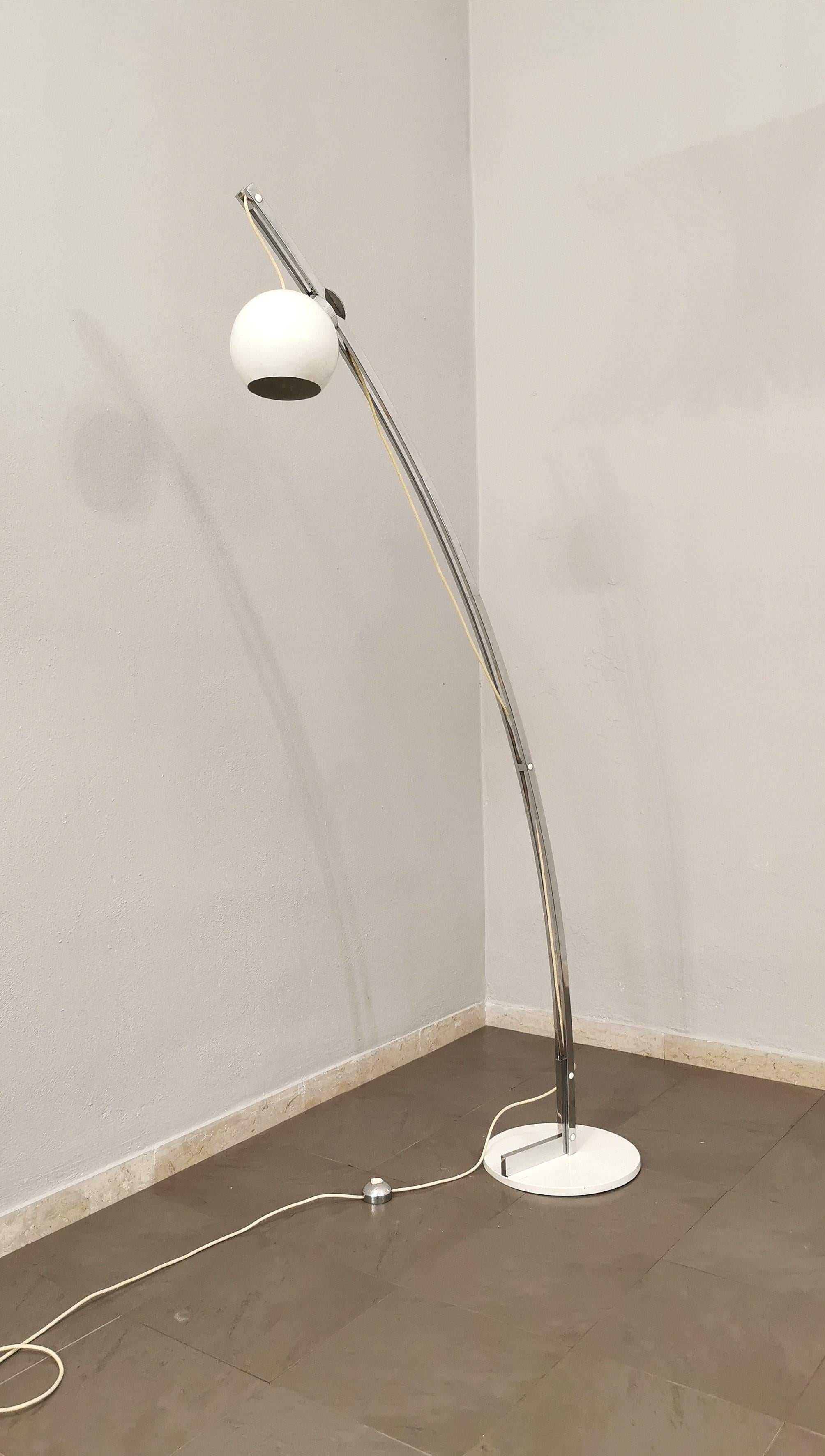 Midcentury Stehleuchte Reggiani Stil Verchromt Emailliertes Metall Italienisches Design 1970er (Moderne der Mitte des Jahrhunderts) im Angebot