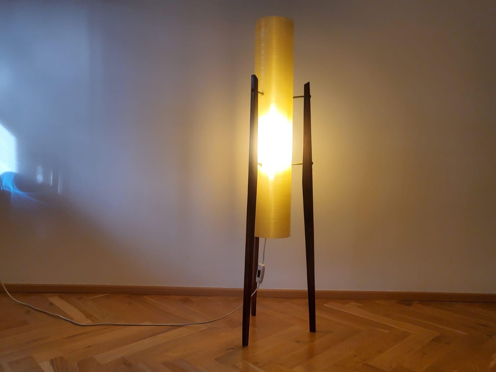 Lampada da terra del Medioevo Rocket, anni '60 in vendita 4