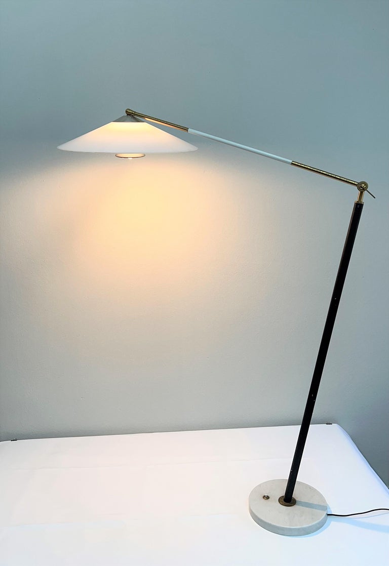 Particular and elegant floor lamp with 1 light E27 produced by the Italian company Stilux Milano in the 1950s.
The lamp has a large white perspex diffuser which is supported by a long moving arm in segmented brass with white enamel, which perfectly