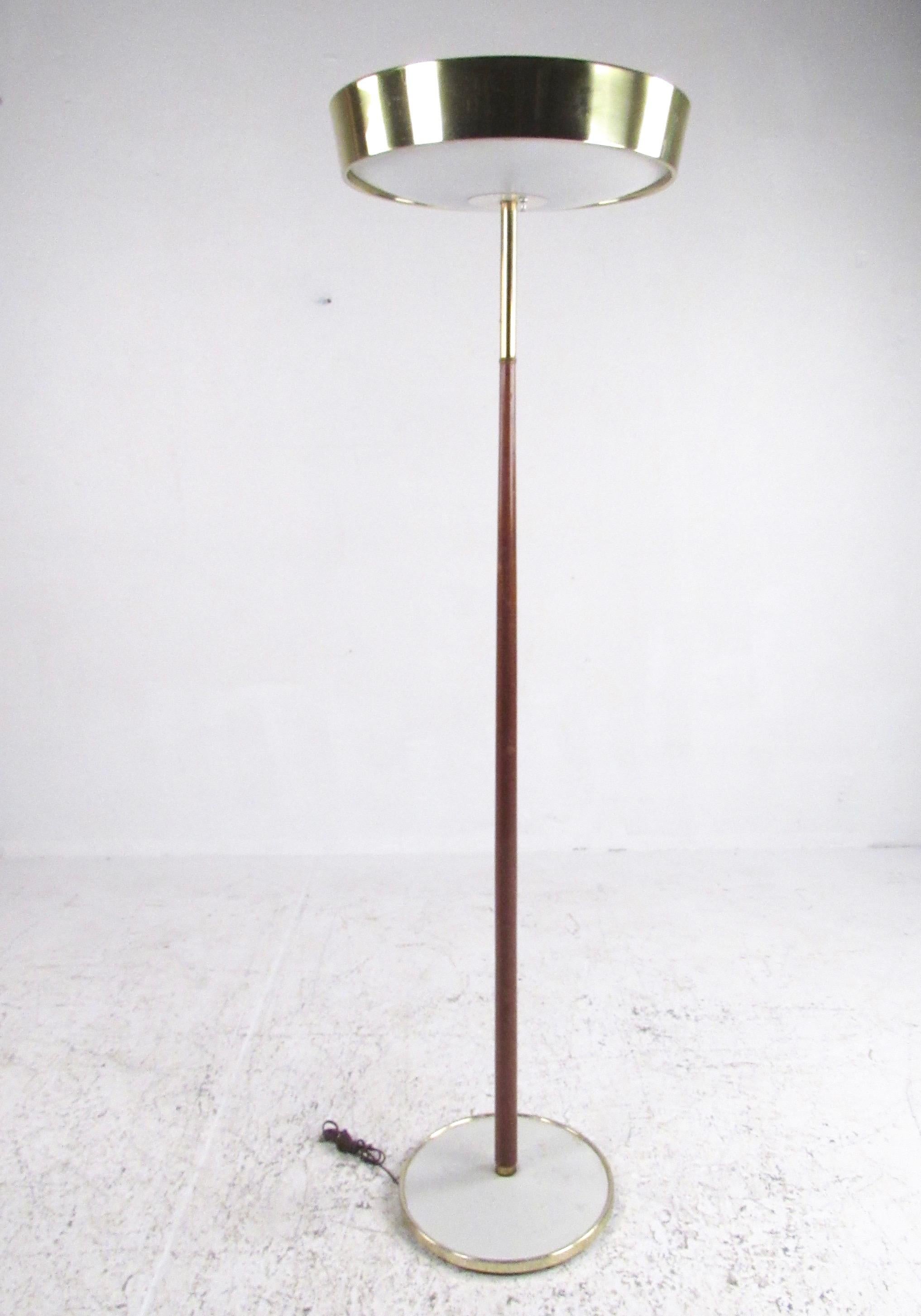Stehlampe aus der Mitte des Jahrhunderts mit Messing und Walnussholzbesatz (Moderne der Mitte des Jahrhunderts) im Angebot