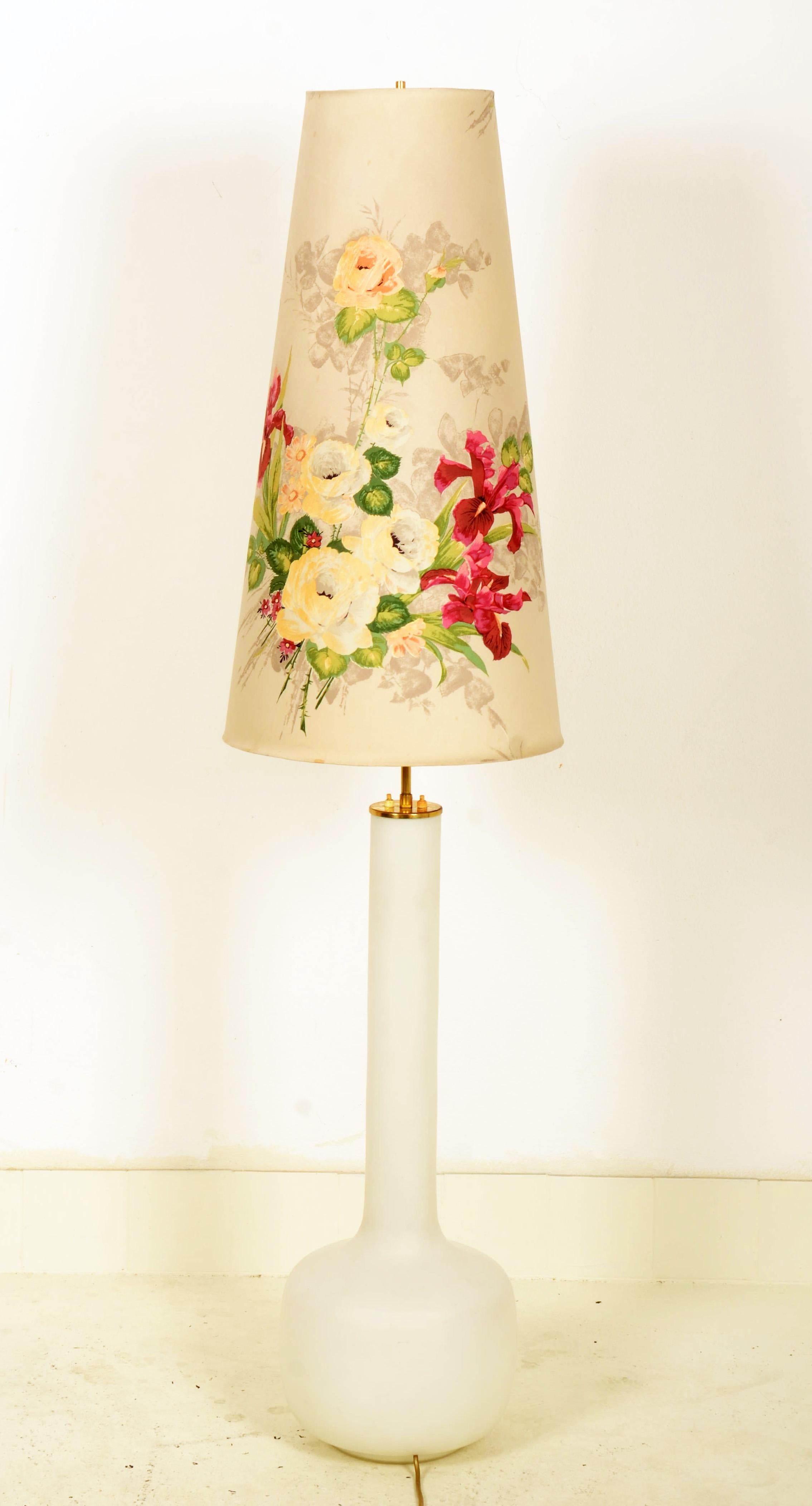 Mid-Century Modern Lampadaire du milieu du siècle avec base en verre de Rupert Nikoll en vente