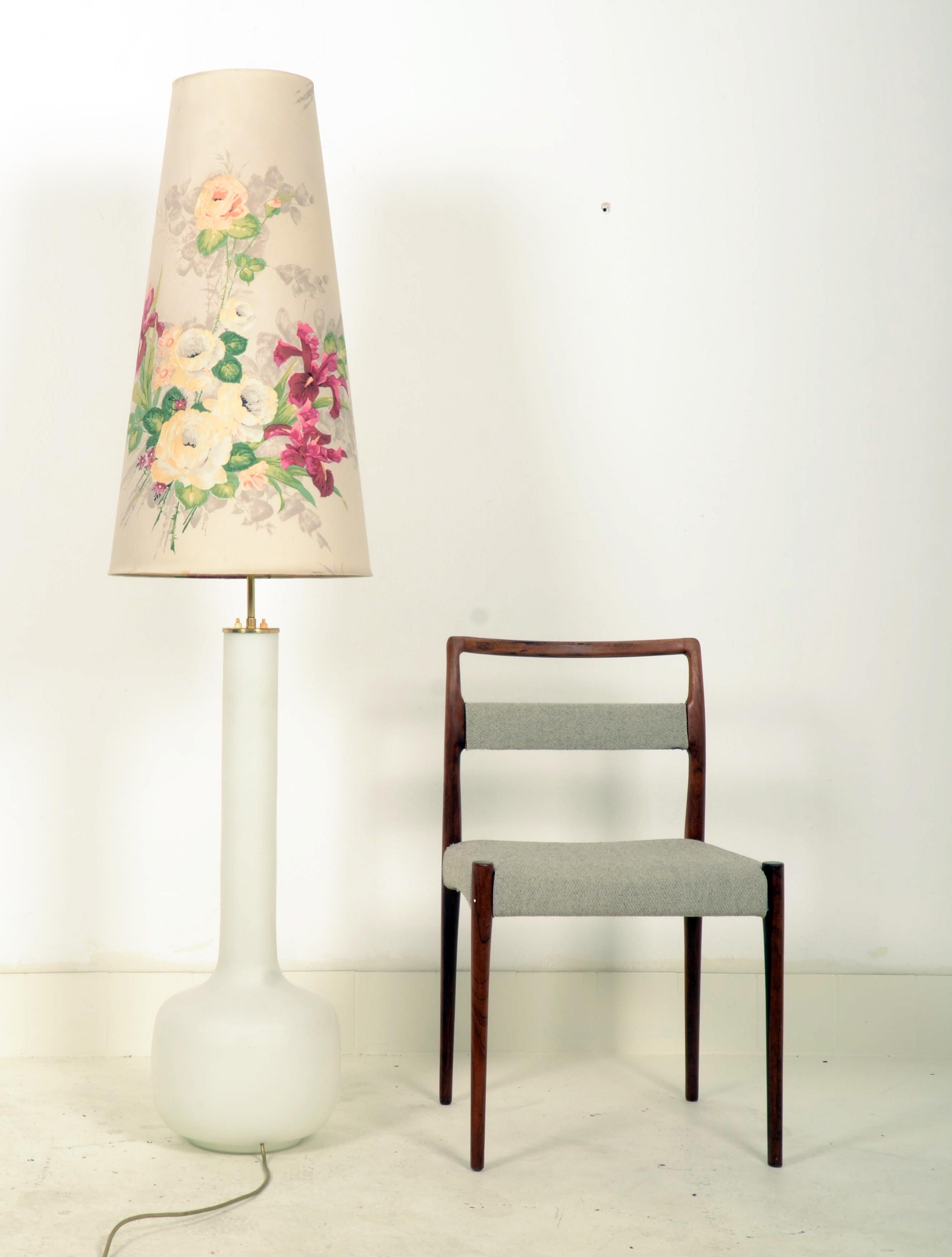 Autrichien Lampadaire du milieu du siècle avec base en verre de Rupert Nikoll en vente