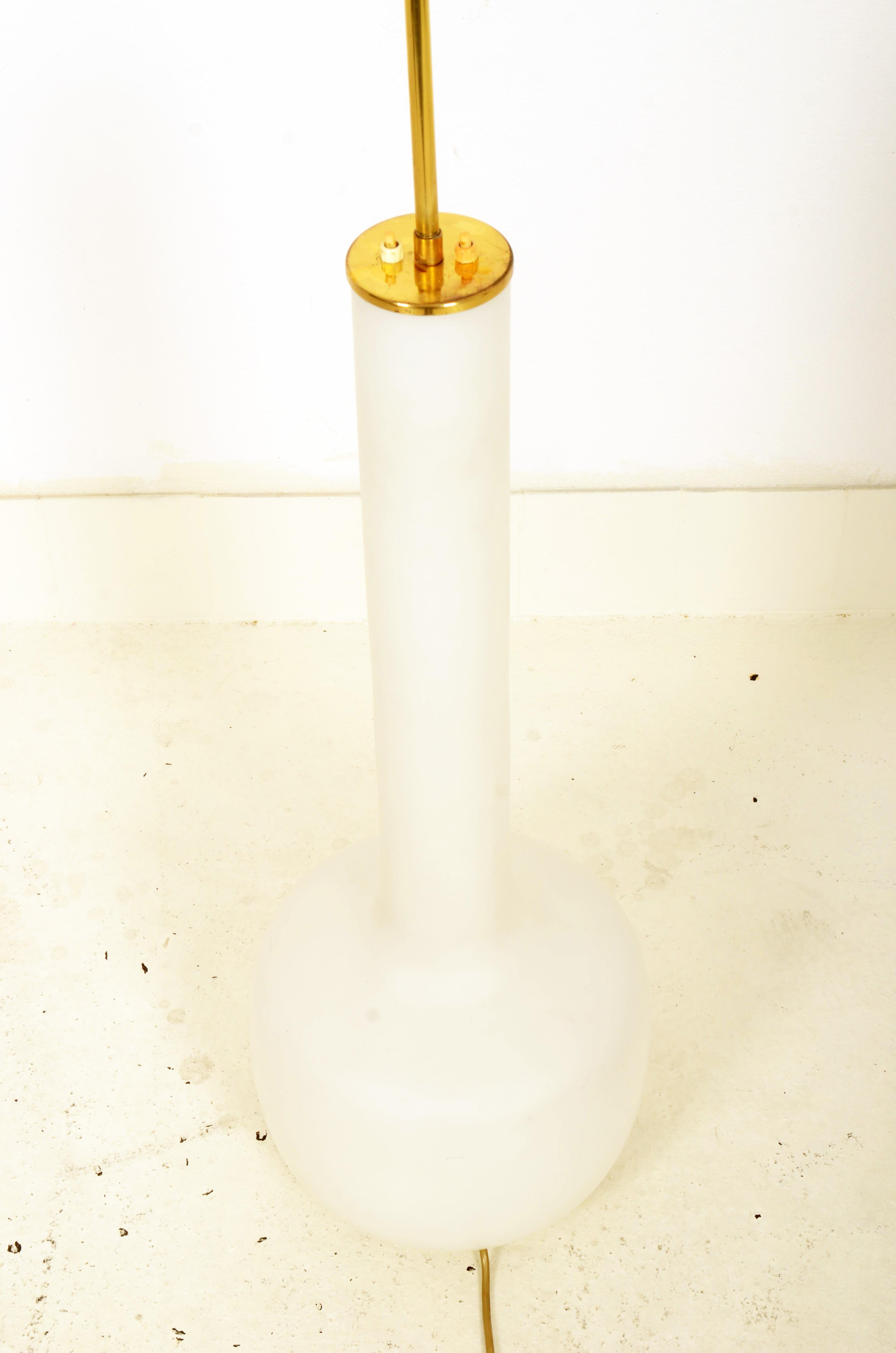 Milieu du XXe siècle Lampadaire du milieu du siècle avec base en verre de Rupert Nikoll en vente