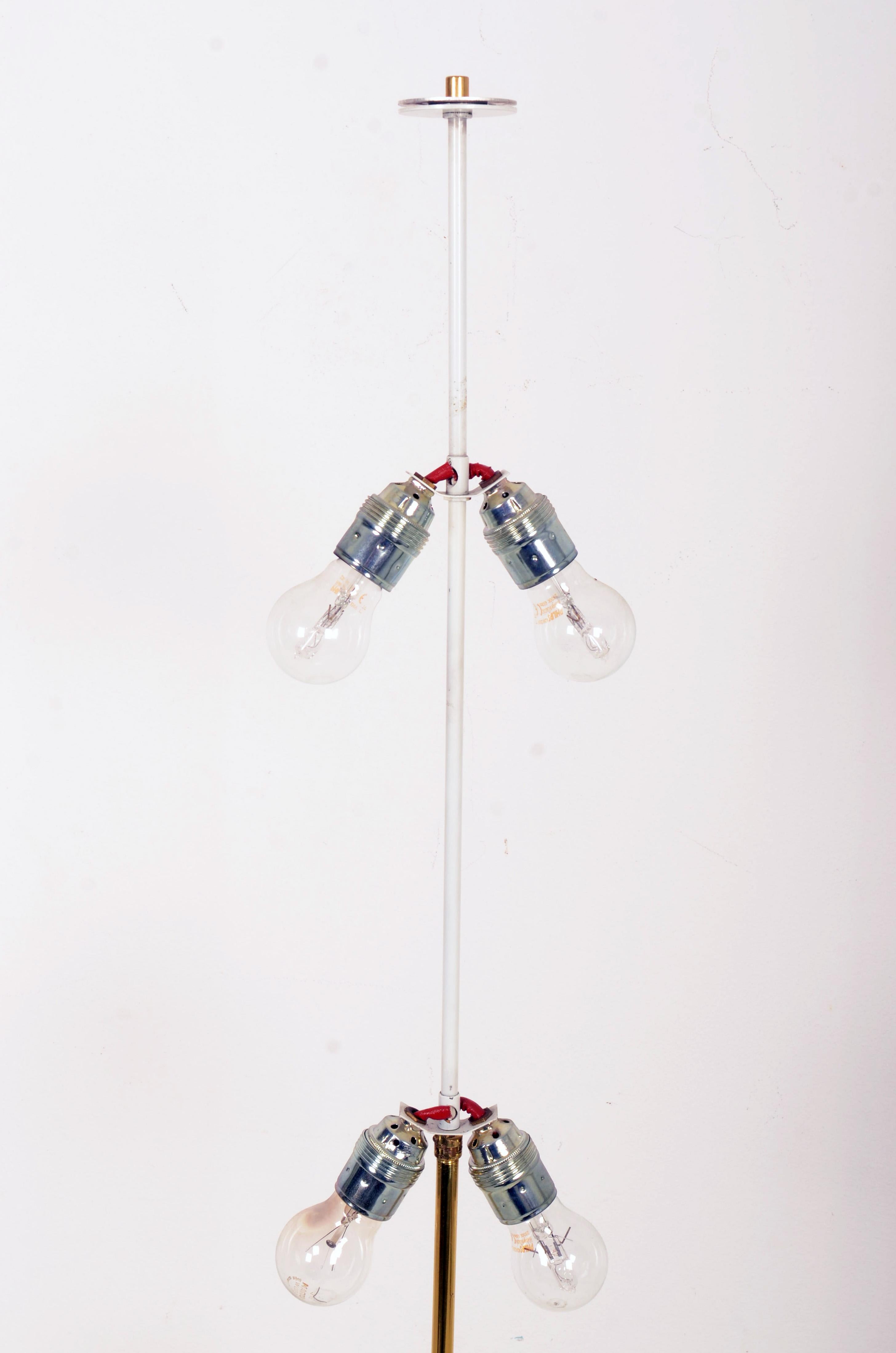 Laiton Lampadaire du milieu du siècle avec base en verre de Rupert Nikoll en vente