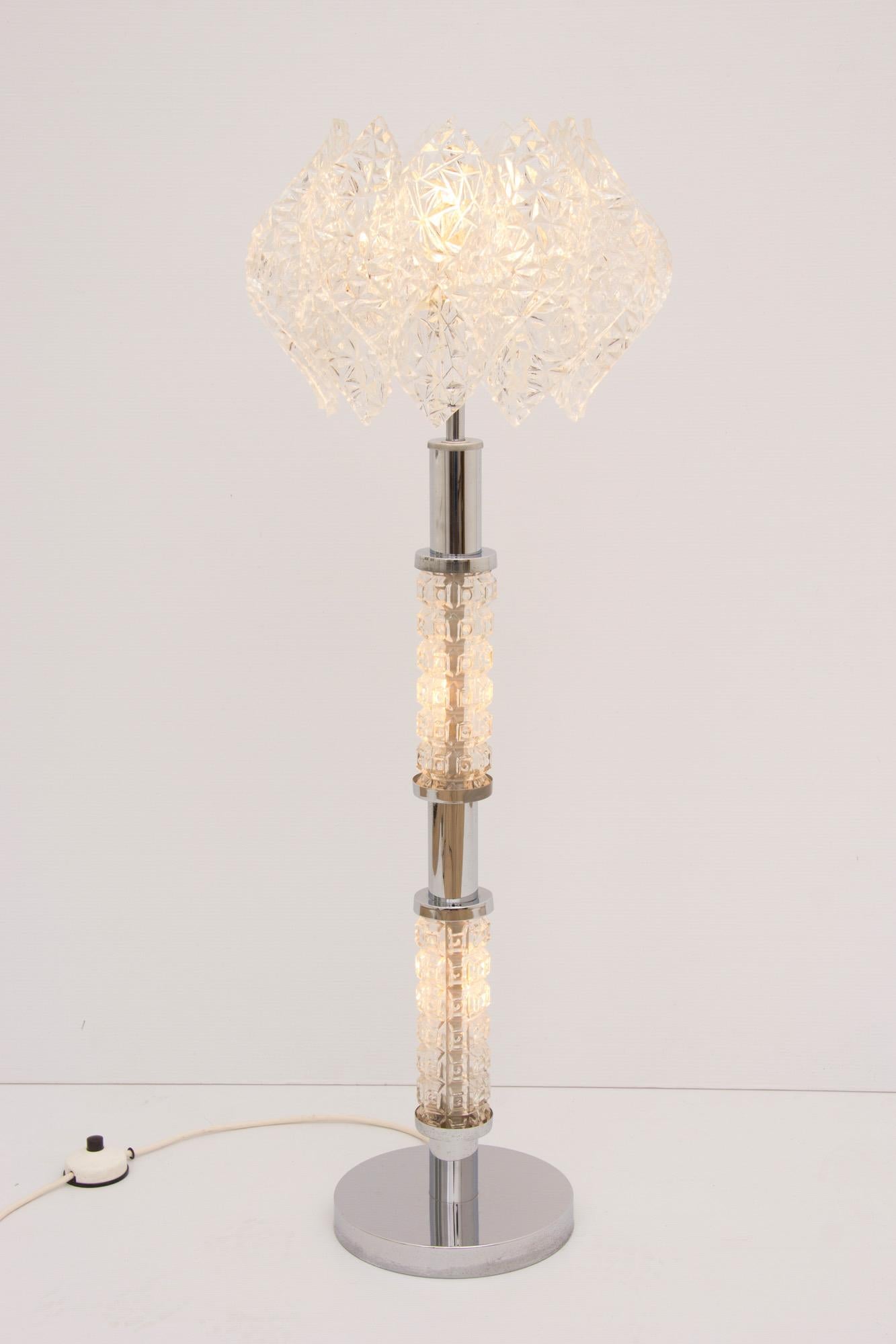 Midcentury floor lamp with chrome and glass column, the two glass cylinders in the column illuminate as well as the acrylic lotus shade.
Measures: H 100 cm x W 36 cm x D 36 cm
West German, circa 1960.
