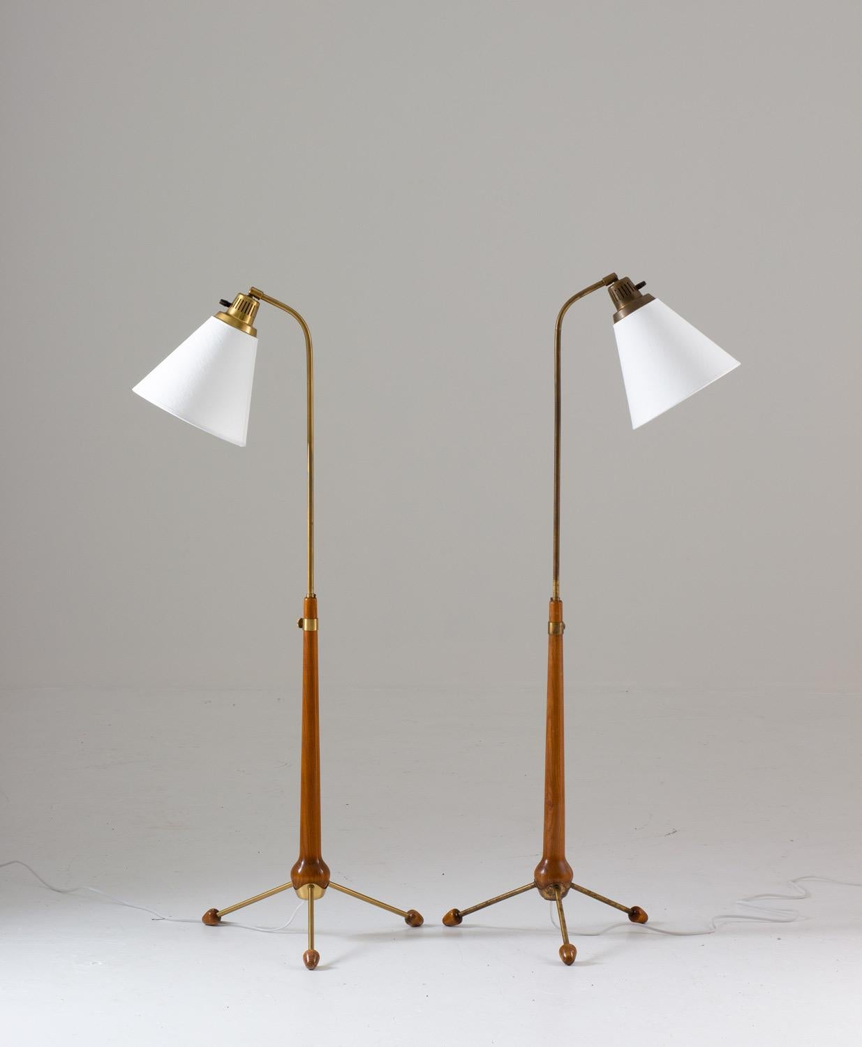 Lovely tripod floor lamps in brass and stained beech by Hans Bergström for Swedish manufacturer Ateljé Lyktan. The height of the lamps are adjustable.
Condition: Lamp 1: Very good original condition with patina on the brass parts. New shade.
Lamp