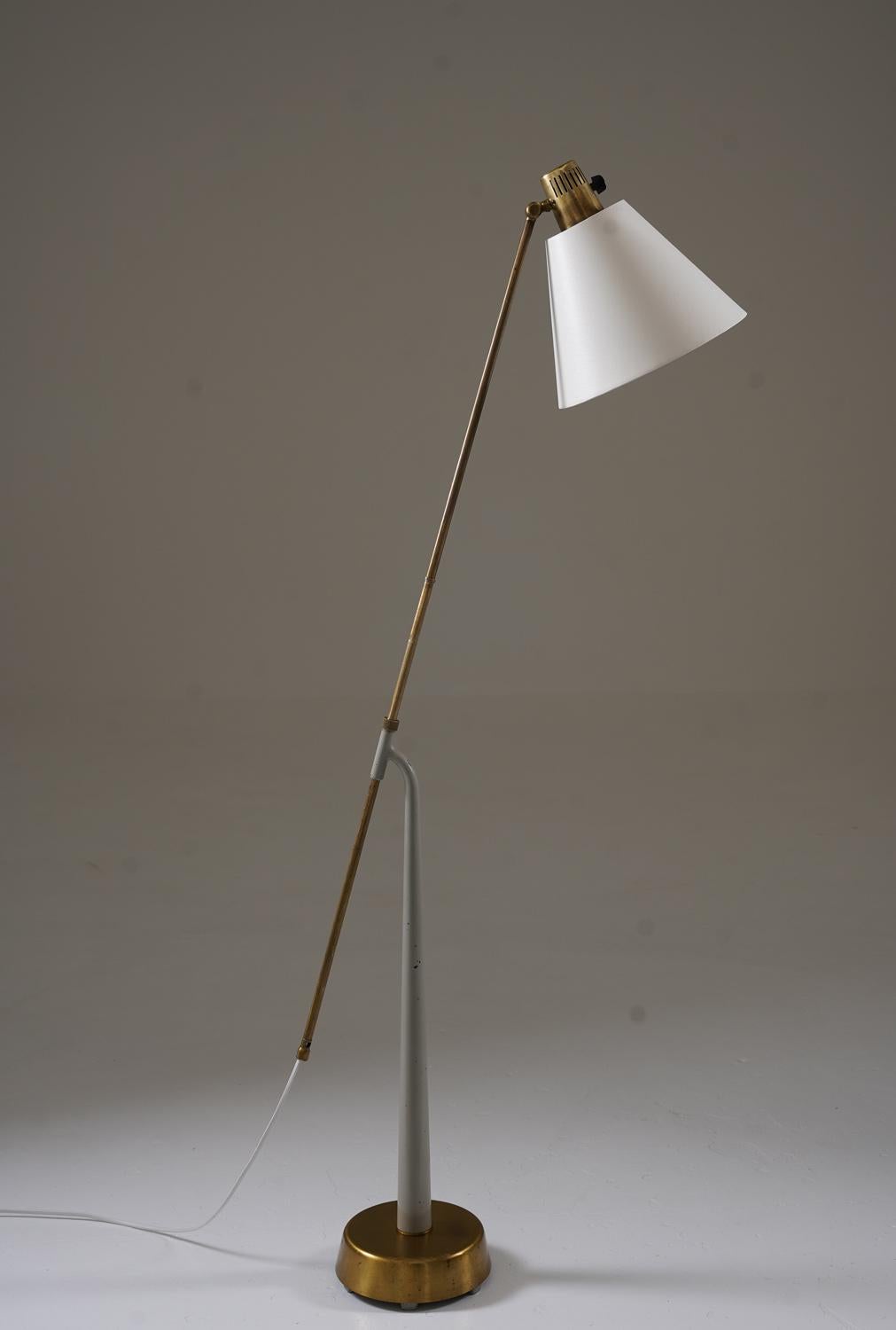 Pareja de lámparas de pie, modelo 541, diseñadas por Hans Bergström para Ateljé Lyktan, Suecia. Estas lámparas de mediados del siglo XX presentan bases de metal lacado en gris con detalles de latón. Las varillas de latón ajustables permiten