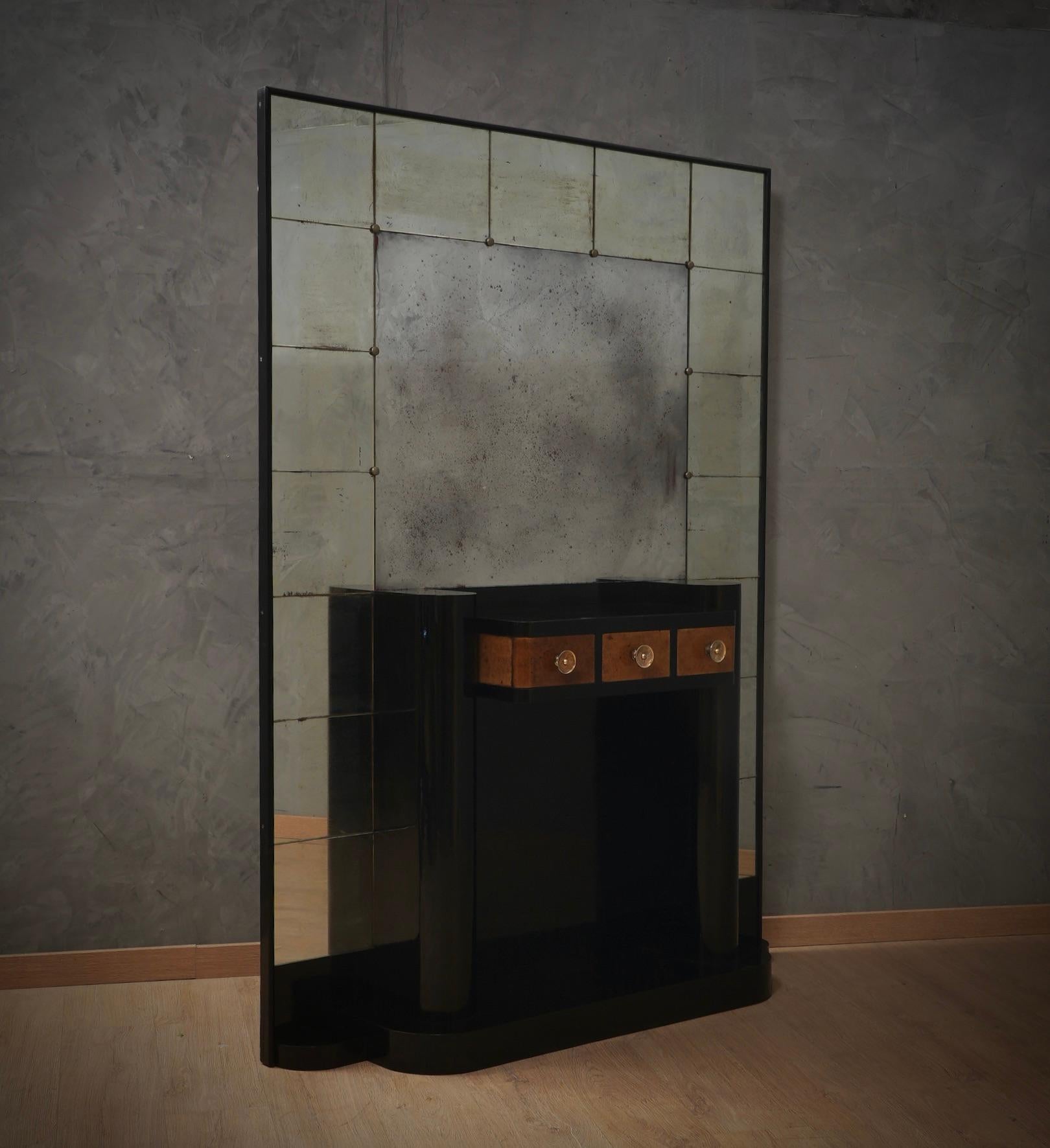Beautiful mirror console in typical Italian style by Paolo Buffa, Vittorio Dassi and Osvaldo Borsani. This piece of furniture has a very luxurious look and certainly comes from an important house in Rome. The piece of furniture is of great