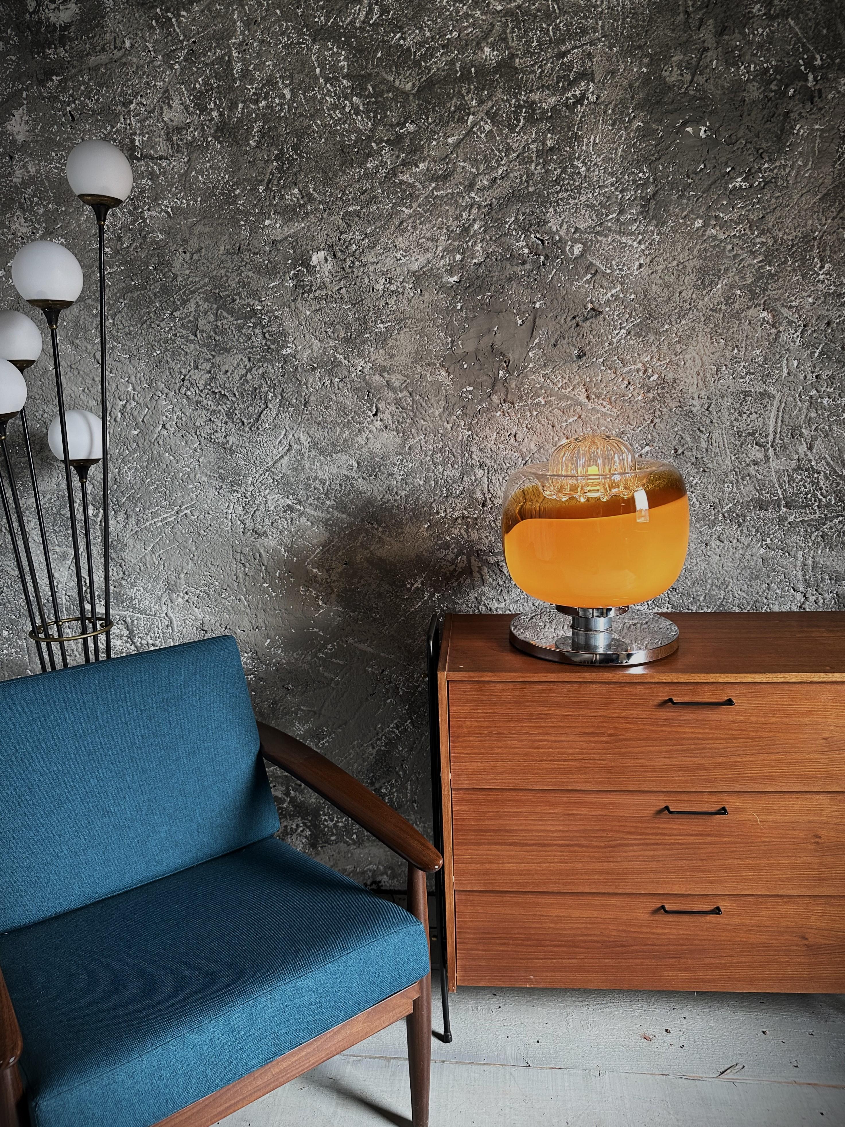 Lampadaire du milieu du siècle Nason for Mazzega, Murano Glass, Italy 1960.
des couleurs et des formes de verre très extra ordinaires.
chrome en bon état vintage.
Bigli.
Une douille e27.