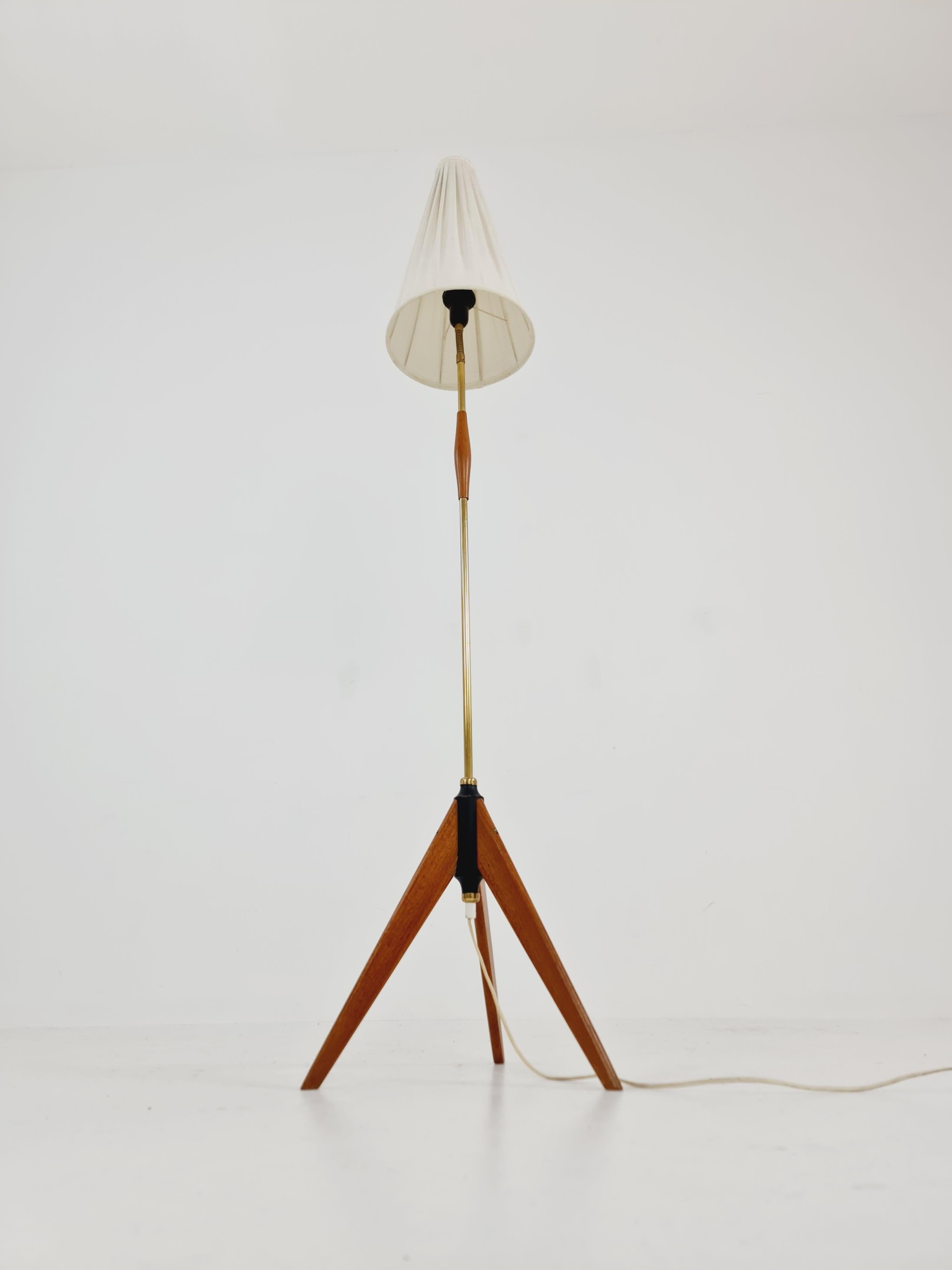 Midcentury floor Tripod flex armlamp brass & Teak Scandinavian by Örsjö Armatur, 1960s 

Shade made of fabric and lamp base of wood and brass details 

original Lamp shade is in a great vintage condition.

Design year: 1950/60s

Lamp Dimensions: 
39