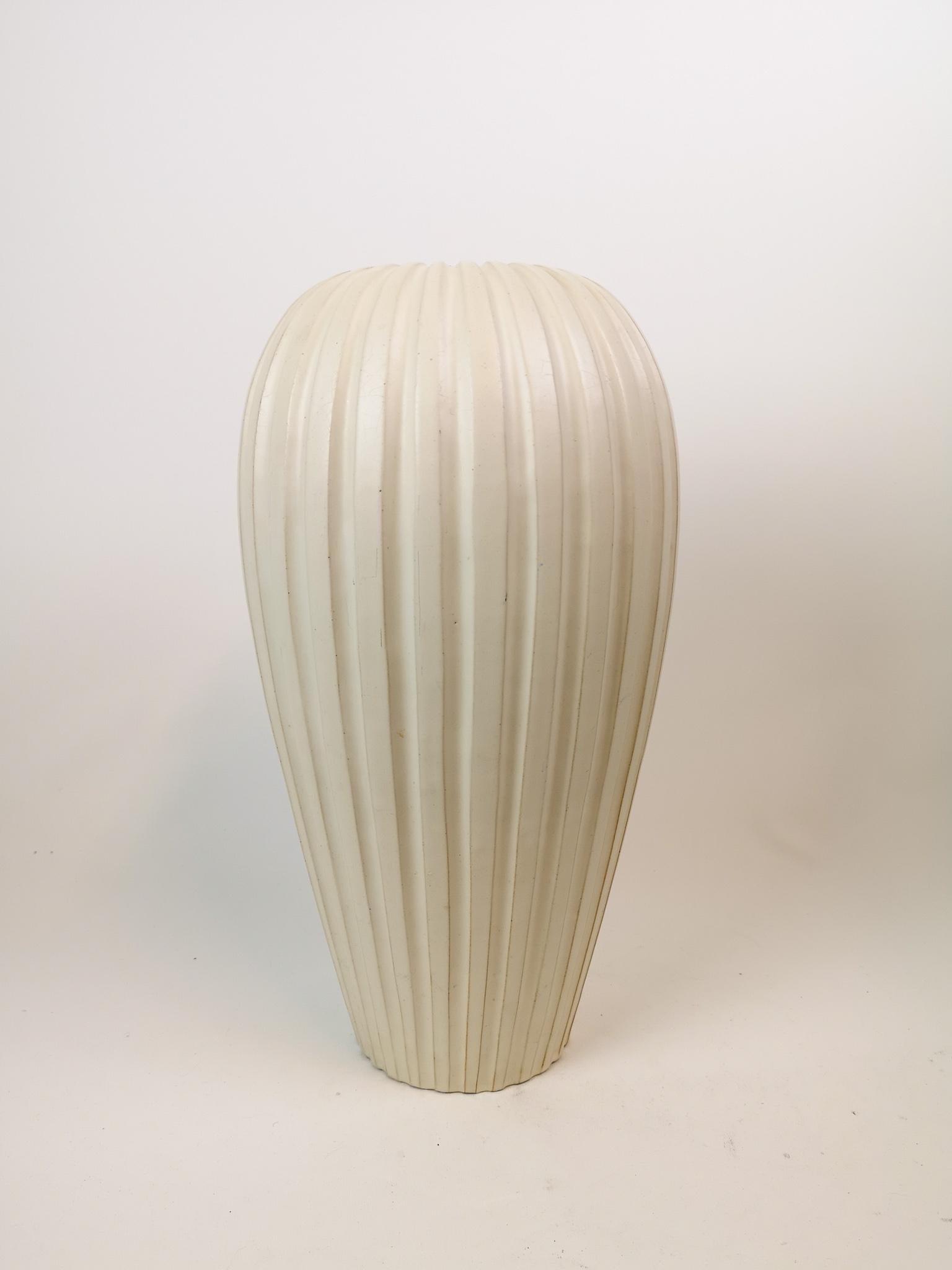 Wonderful large white floor vase. Produced at Ekeby and designed by Vicke Lindstand in the 1940s.
Its streamline shape makes it perfectly adapted to the modern home. Drilled hole on the top. We also have the rare blue version in the same edition