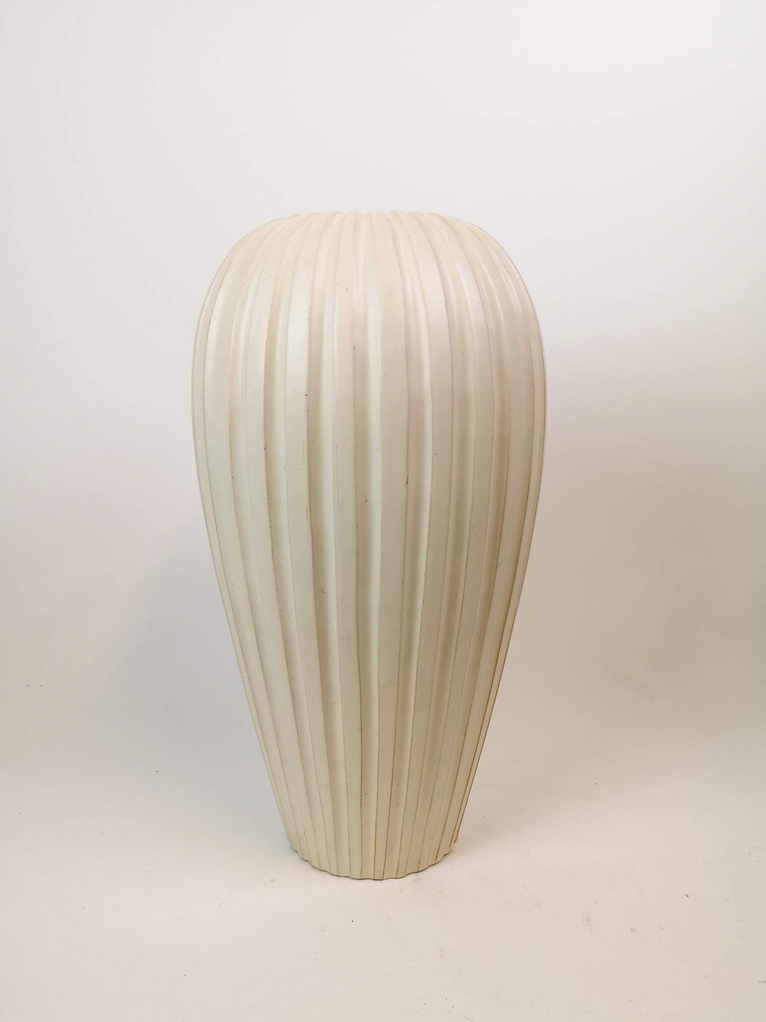 Wonderful large floor vase. Produced at Ekeby and designed by Vicke Lindstand in the 1940s.
Its streamline shape makes it perfectly adapted to the modern home. Drilled hole on the top. 

Good vintage condition.

Measures: H 45 cm, D 22