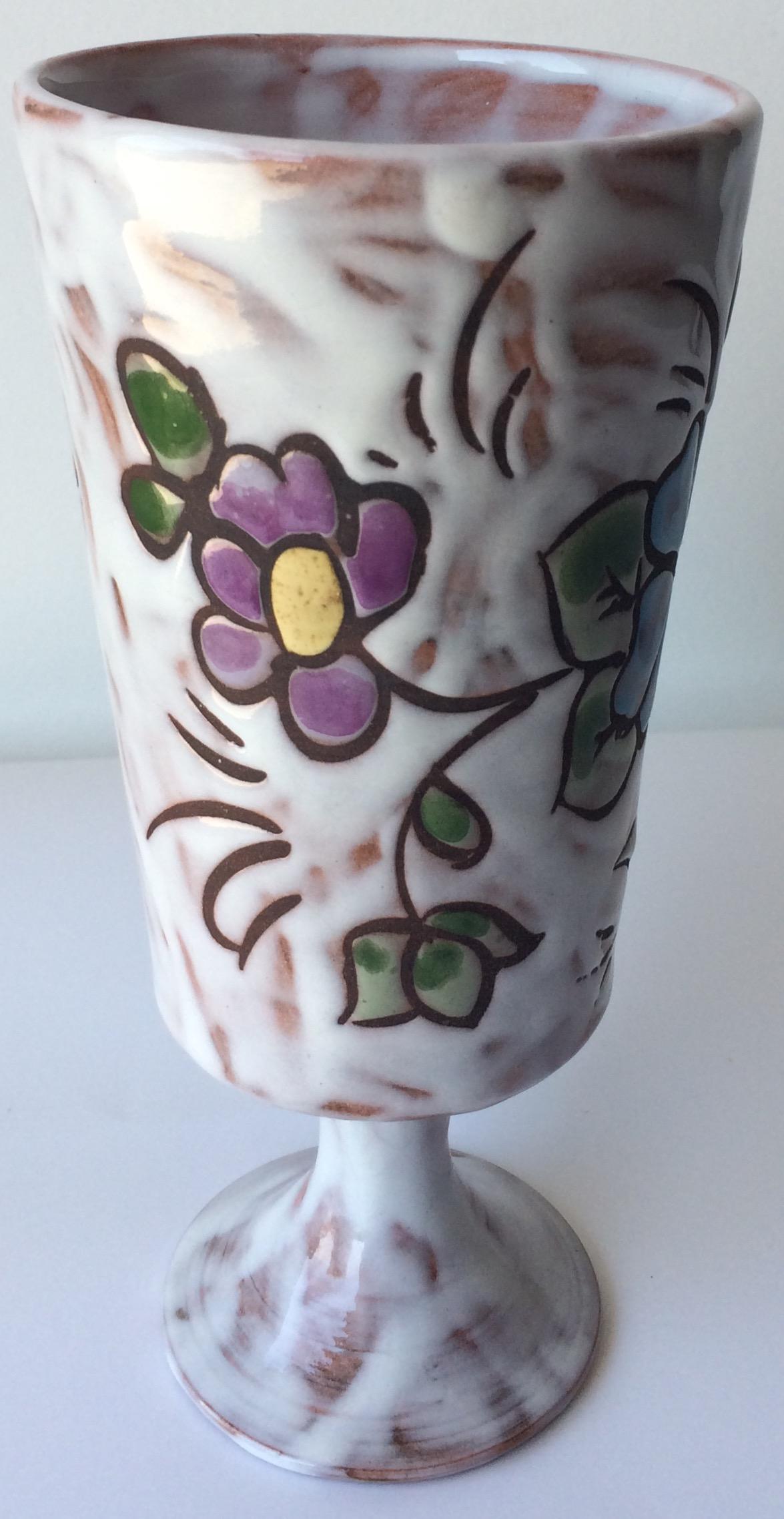Vase en céramique français du milieu du siècle dernier, fabriqué à la main avec des fleurs, signé Miclay  Bon état - En vente à Miami, FL
