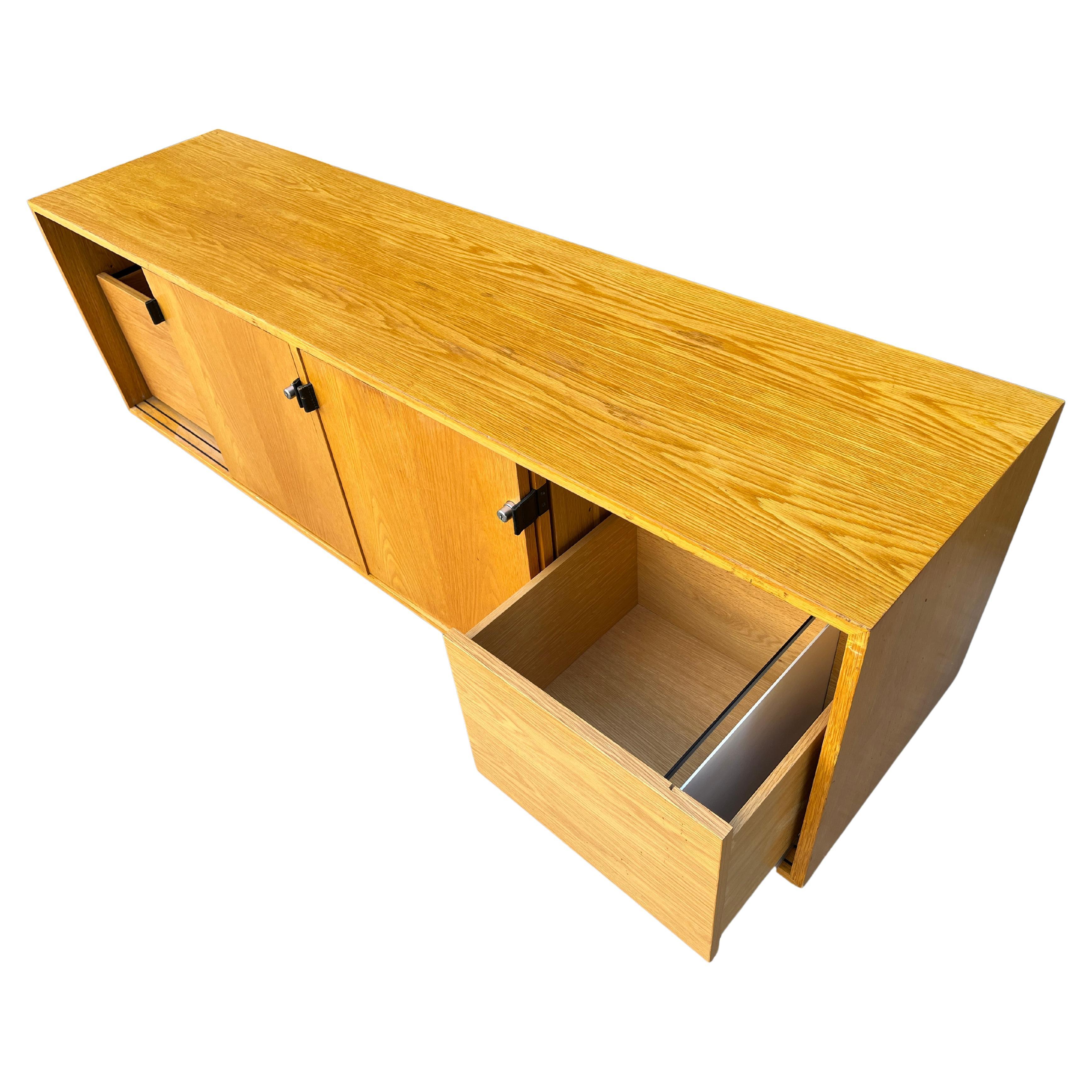 Armoire Florence Knoll du milieu du siècle en bois de frêne rare Bon état - En vente à BROOKLYN, NY