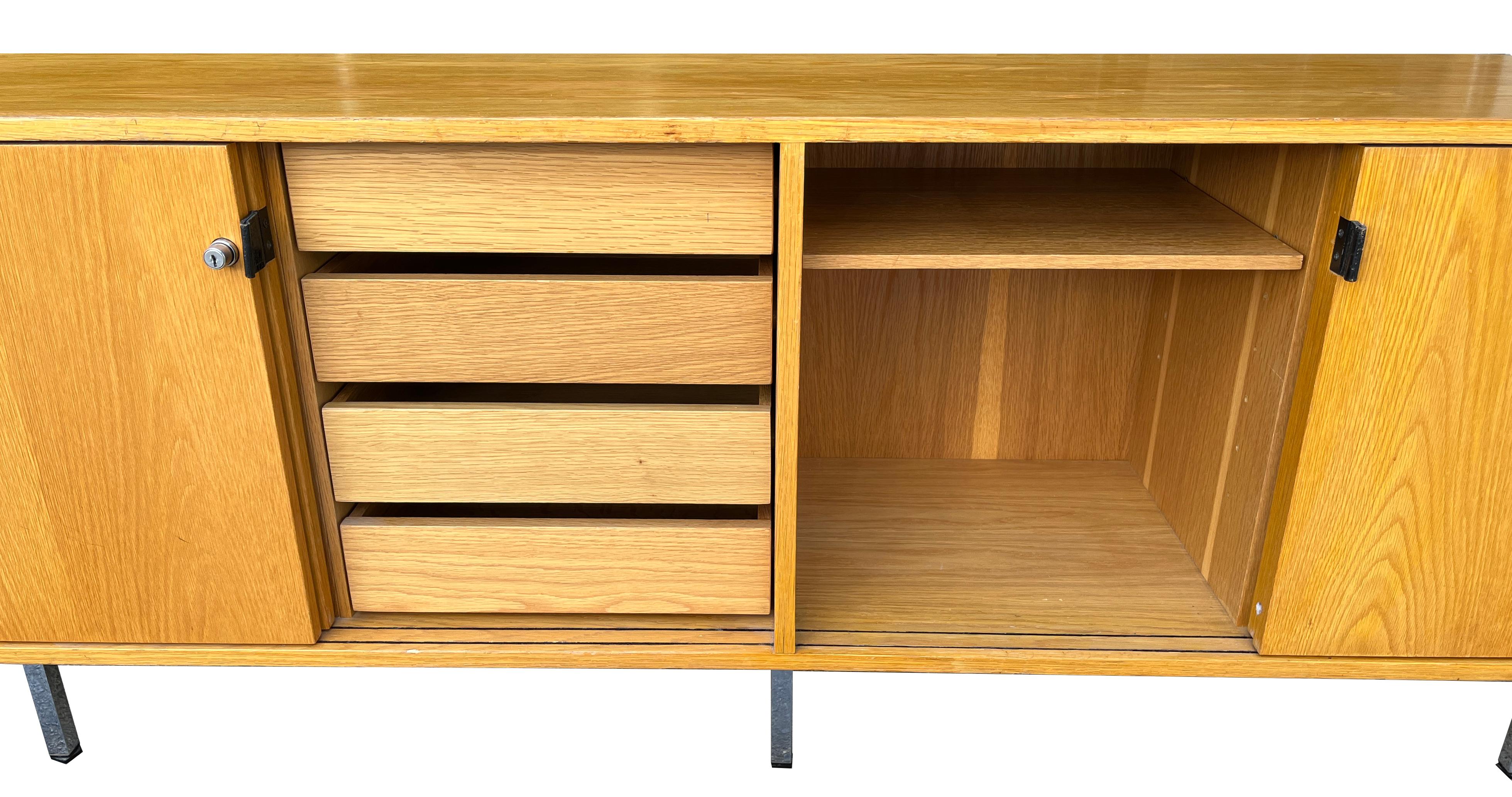 20ième siècle Armoire Florence Knoll du milieu du siècle en bois de frêne rare en vente