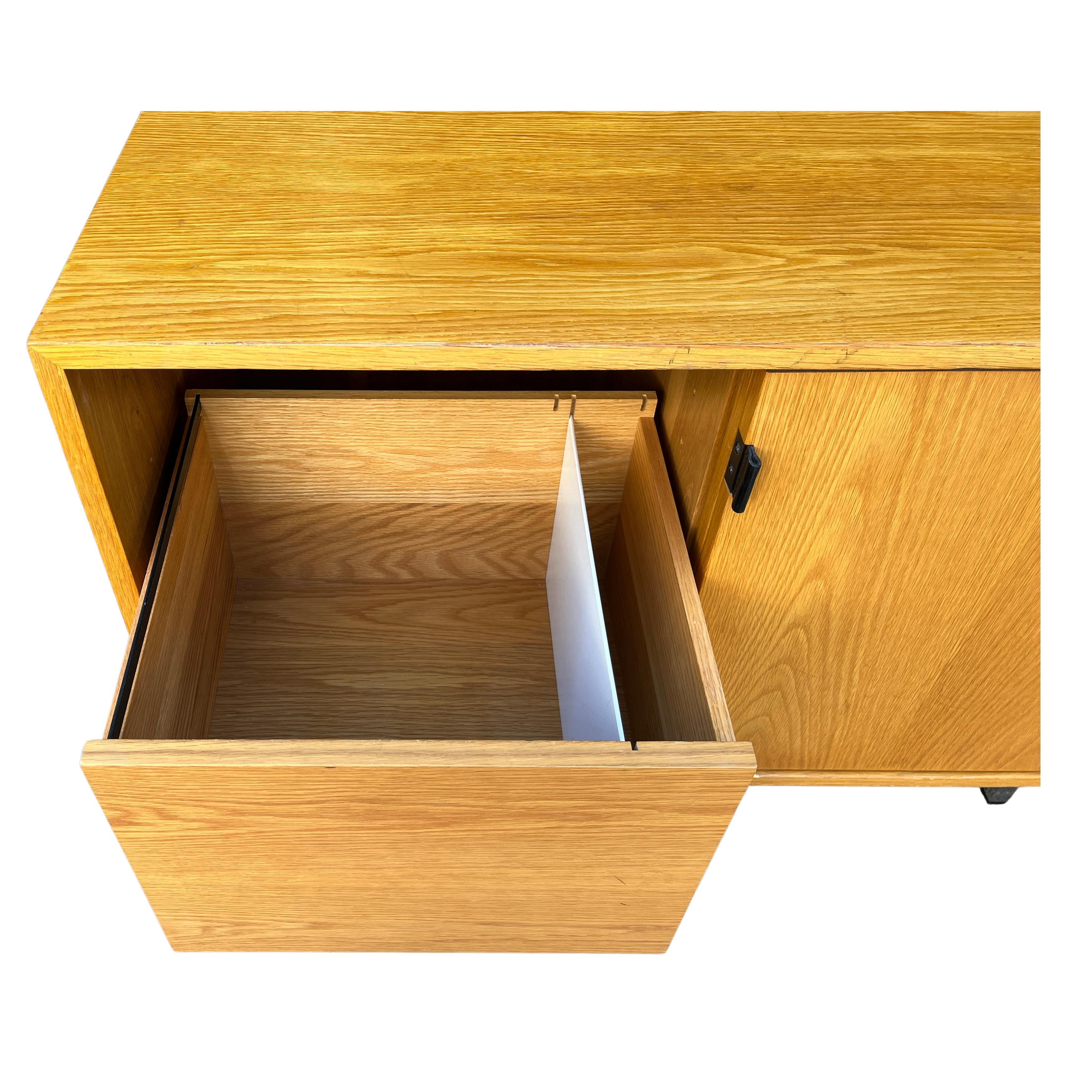 Armoire Florence Knoll du milieu du siècle en bois de frêne rare en vente 1