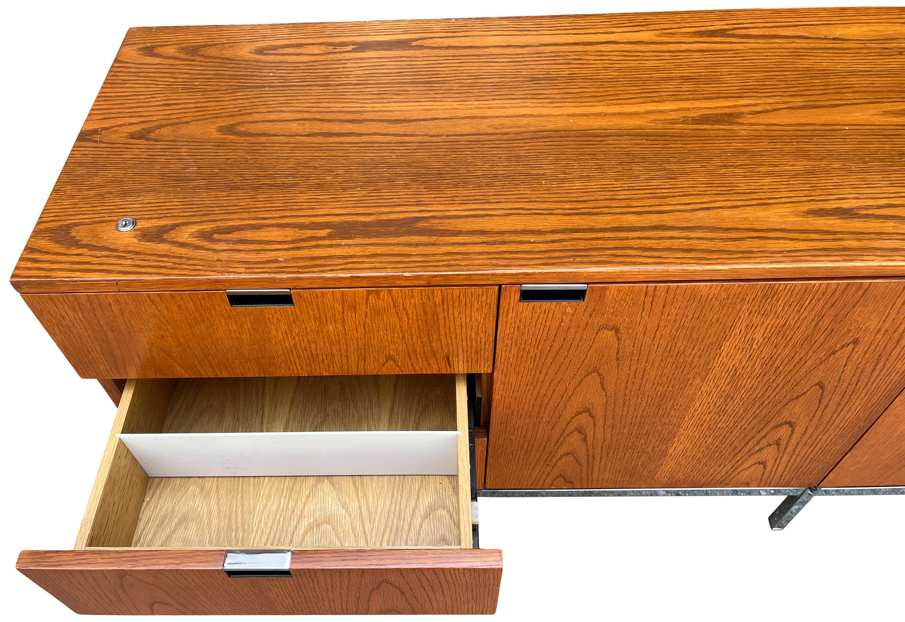 Schöne Florence Knoll Anrichte mit 4 Positionen im Angebot 3