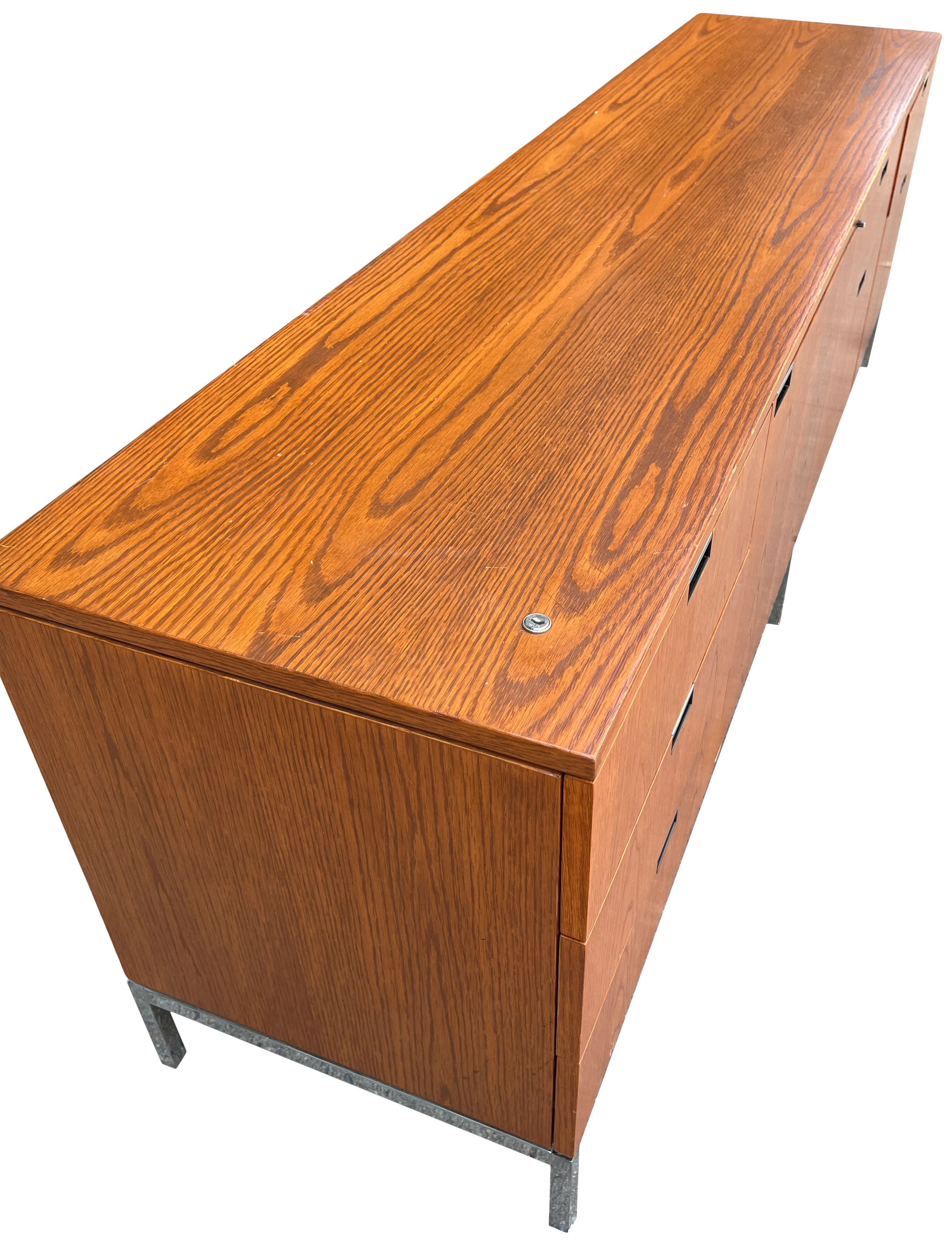 Schöne Florence Knoll Anrichte mit 4 Positionen im Angebot 5