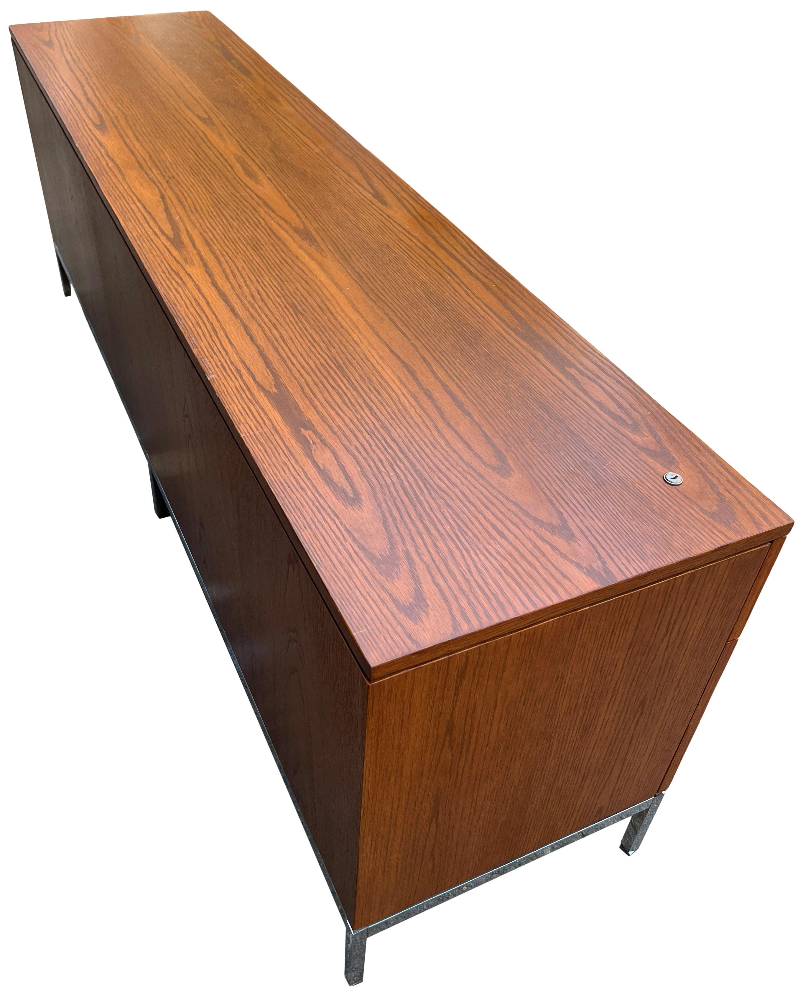 Schöne Florence Knoll Anrichte mit 4 Positionen im Angebot 9