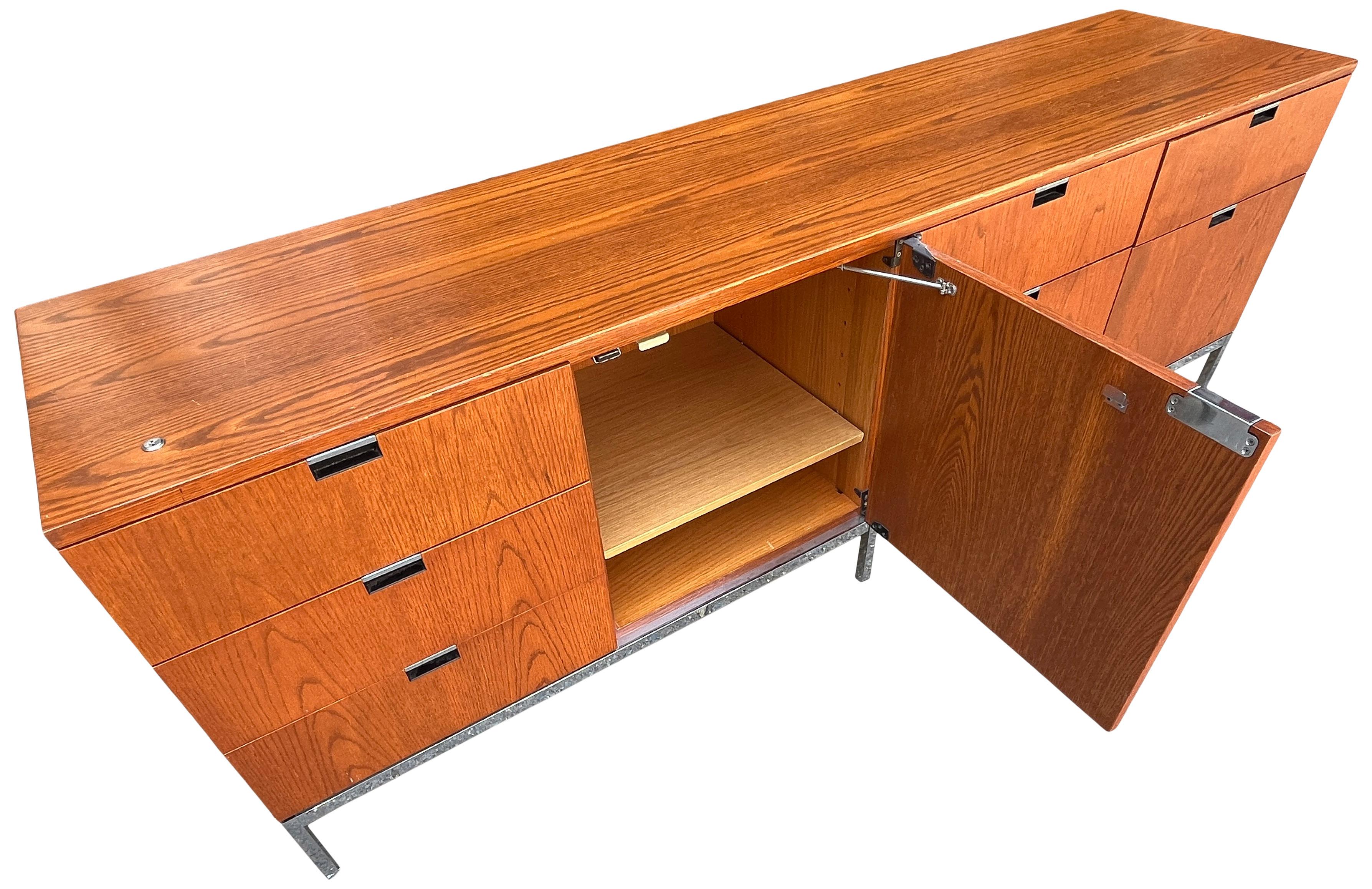 Schöne Florence Knoll Anrichte mit 4 Positionen im Angebot 10