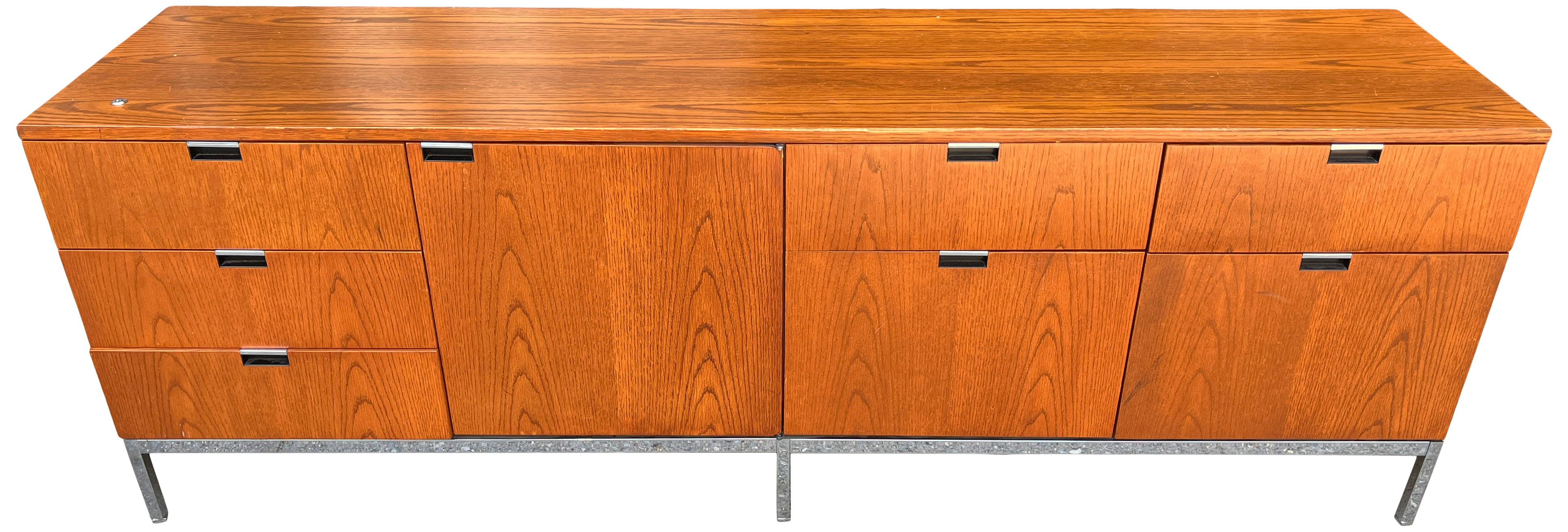 Für Ihre Betrachtung ist diese schöne und anspruchsvolle Florence Knoll Credenza in dem, was wir glauben, um Teakholz oder hellen Nussbaum sein. Ausgestattet mit zwei Aktenschränken, sechs Schubladen und einem Schrank auf Chromsockel. Einzigartige