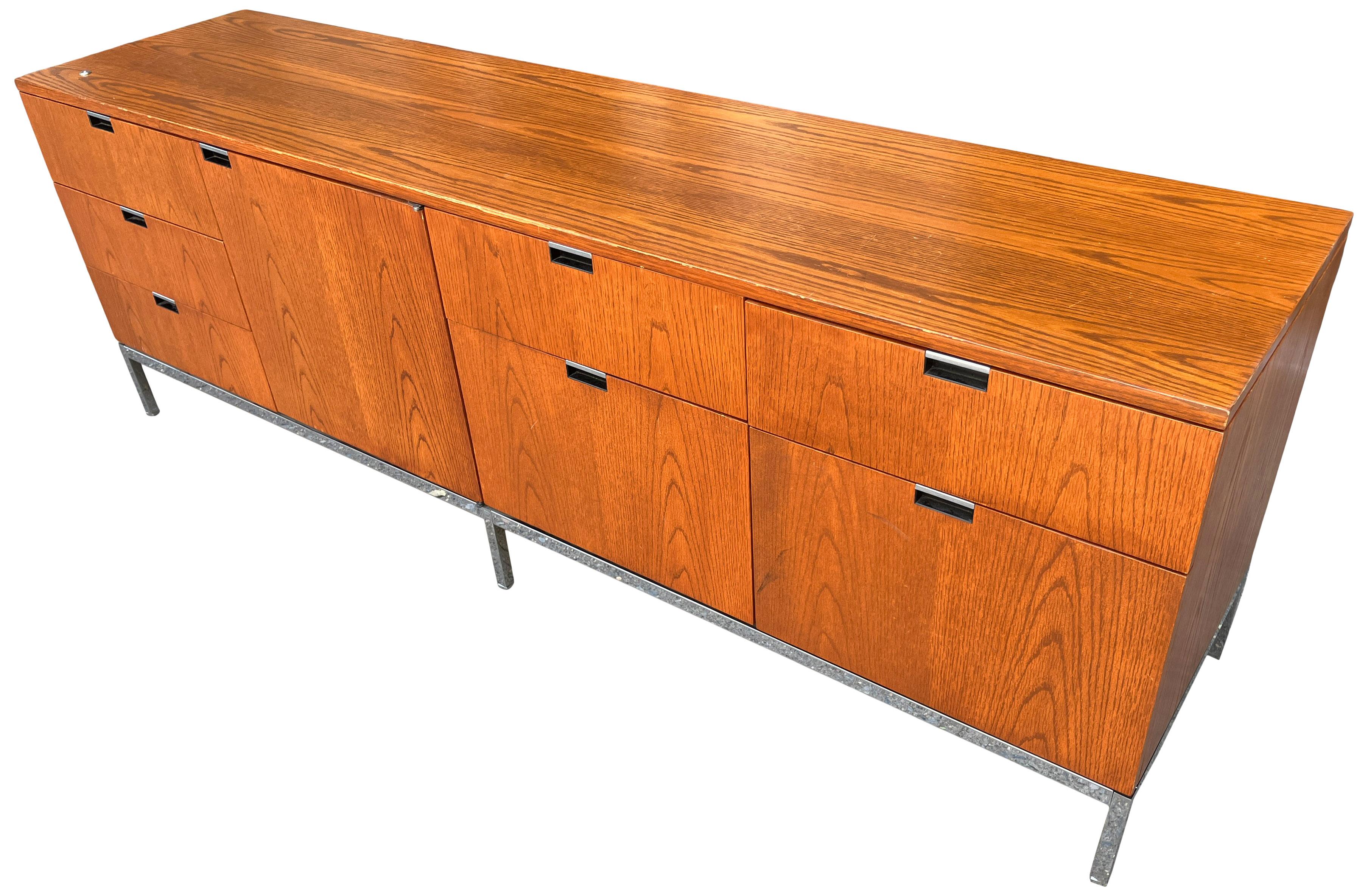 Schöne Florence Knoll Anrichte mit 4 Positionen (20. Jahrhundert) im Angebot