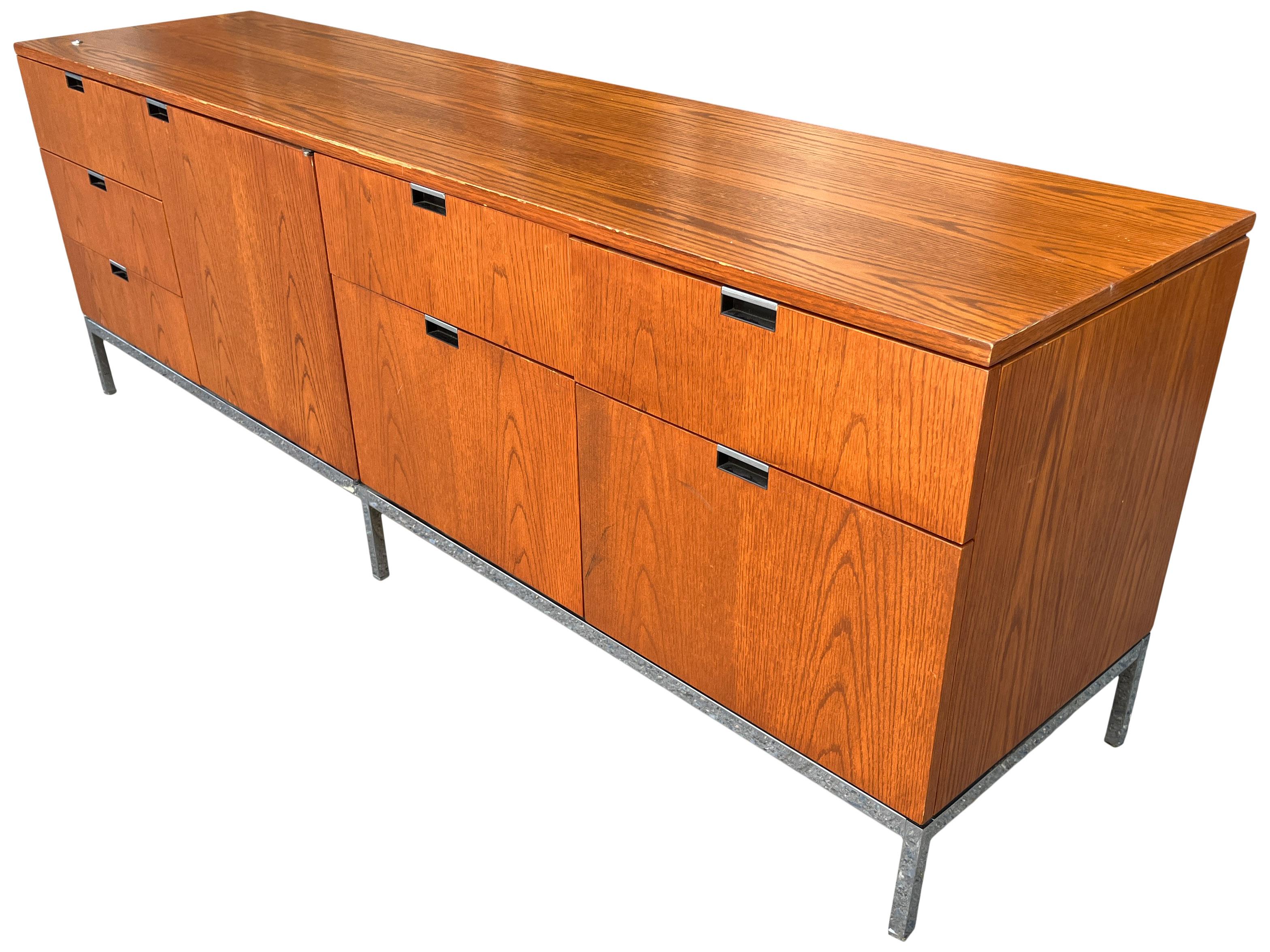 Schöne Florence Knoll Anrichte mit 4 Positionen im Angebot 2