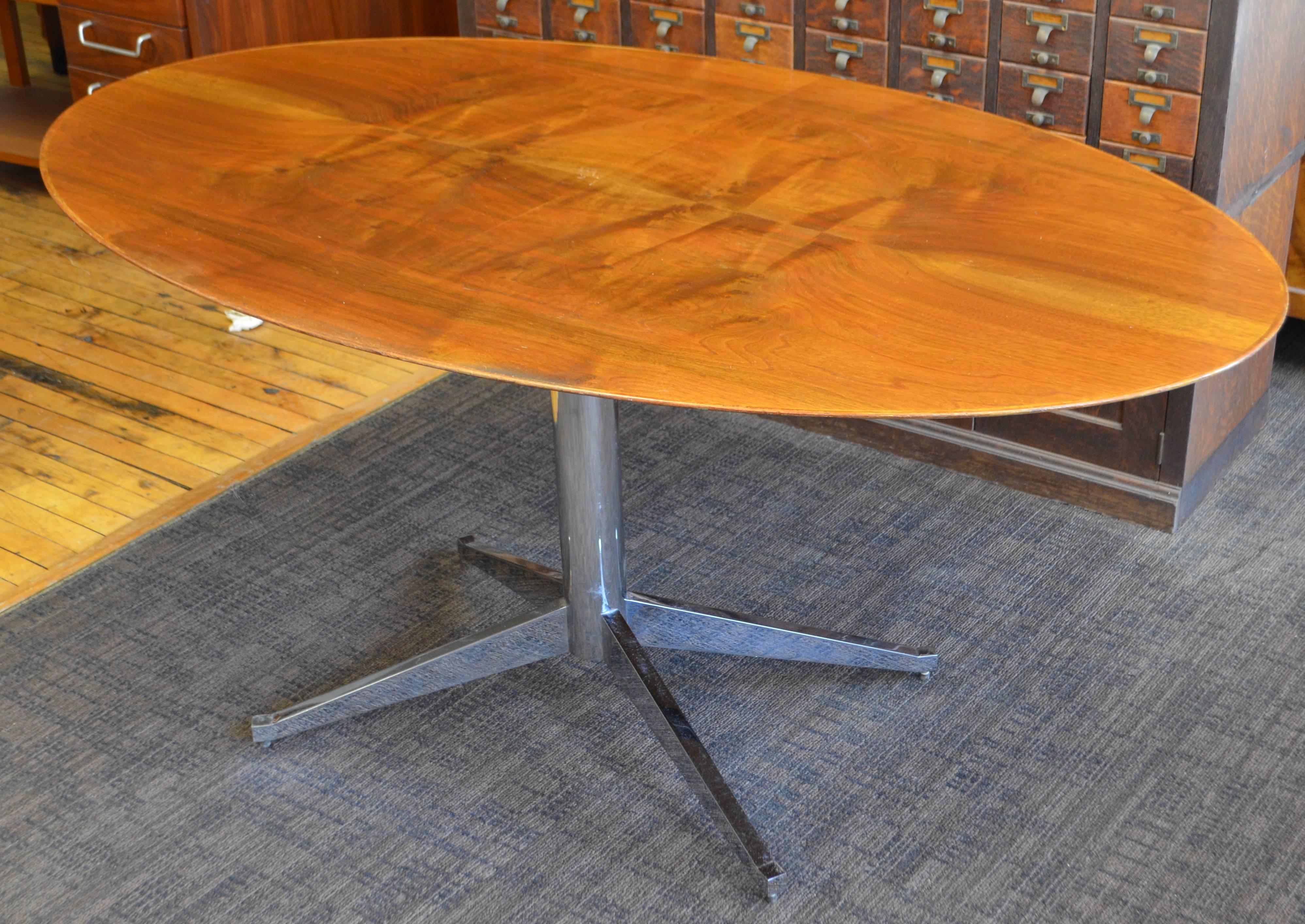 Florence Knoll mid-century dining, conference table or desk with chrome base. Oval shape gives the table a handsome, sophisticated look. Extremely well-appointed. The simplicity and aesthetic of a Florence Knoll design brings a certain calm and