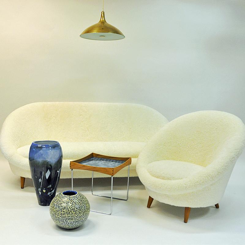 One of a kind, and hard to find vintage Florida Sheepskin sofa from Vatne Lenestolfabrikk, Norway 1950s. This stunning midcentury sofa has new real white and soft sheepskin upholstery.
The Florida chairs and sofas were produced in the short period