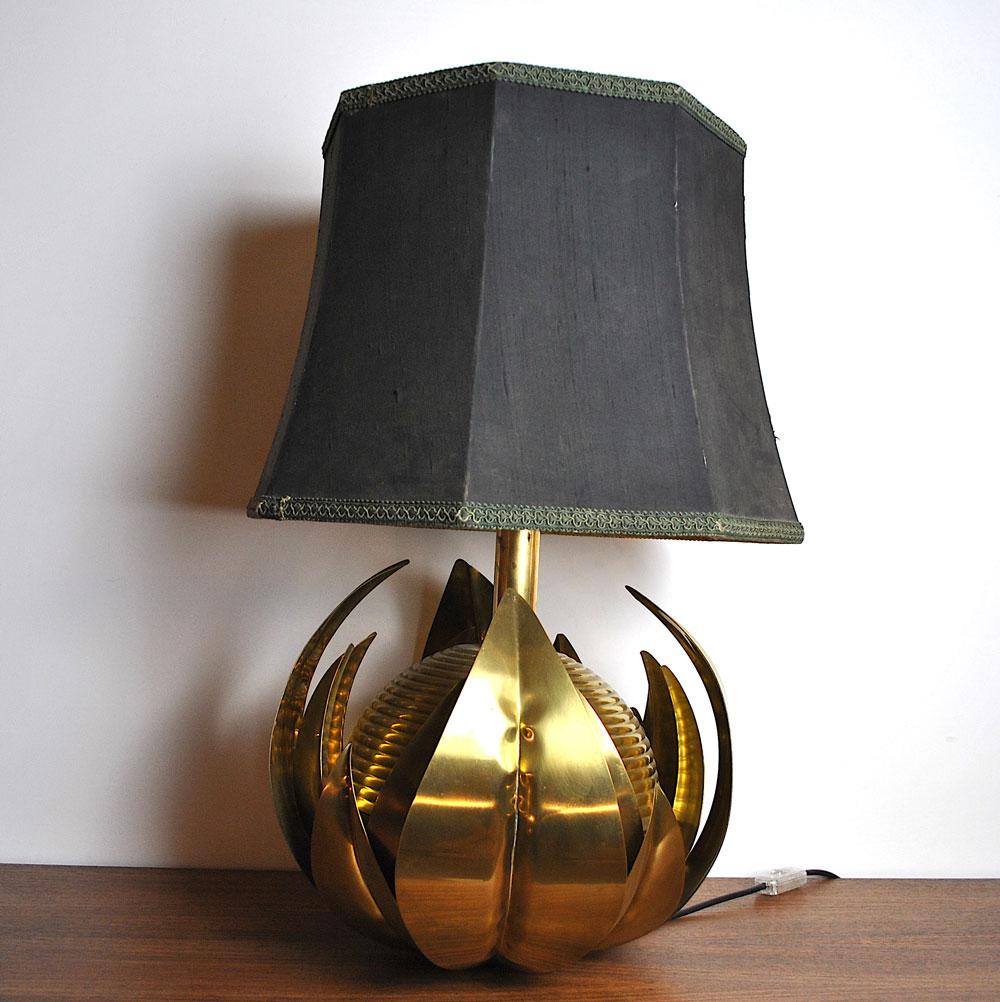 Italian flower shaped table lamp in the style of Tommaso Barbi fully in brass, 1960s.

Measurements don't include the lampshade.
We sell the lamp without the lampshade.