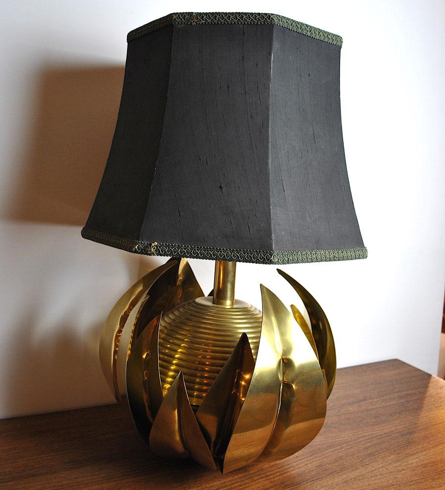 Italian Midcentury Flower Table Lamp in the Style of Tommaso Barbi in Brass, 1960s For Sale