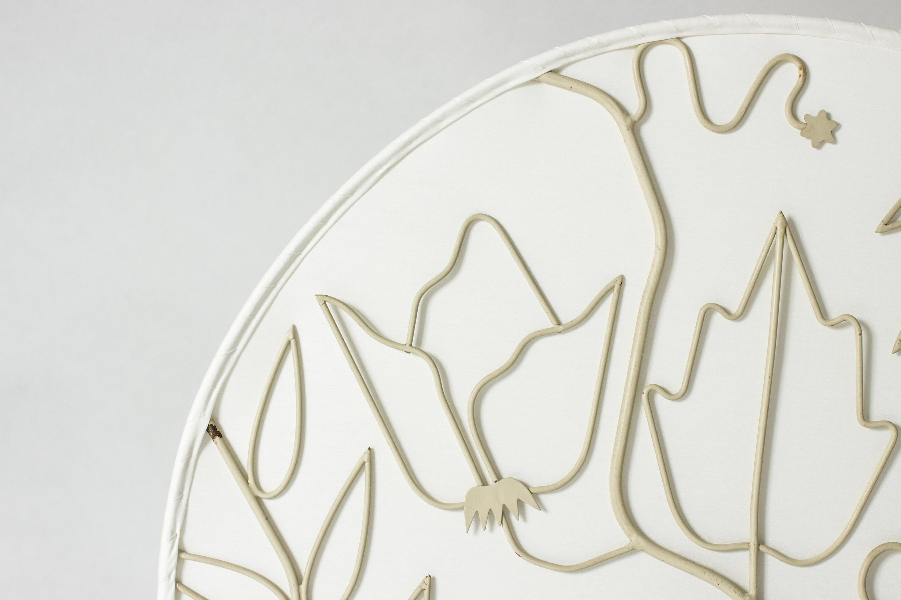 Rare et magnifique plafonnier encastré de Hans Bergström. Fabriqué avec un cadre rond et laqué avec un motif aérien de fleurs et de feuilles créant un effet d'ombre sur le tissu de soie. Un équilibre entre poésie et élégance.