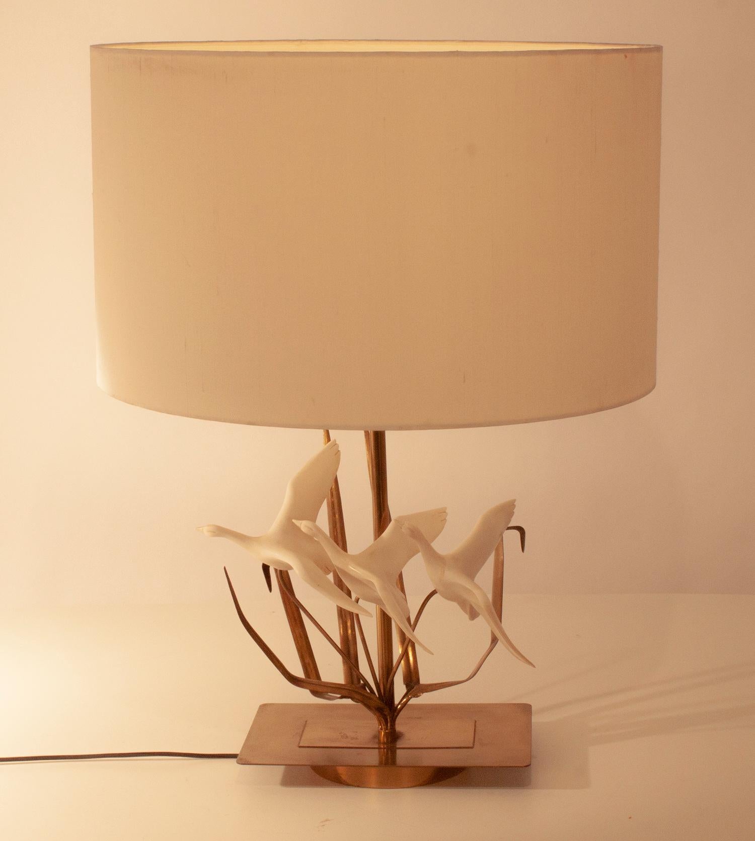 Midcentury flying three birds resin and brass table lamp, French, 1970s.
Shade with new fabric. 


      