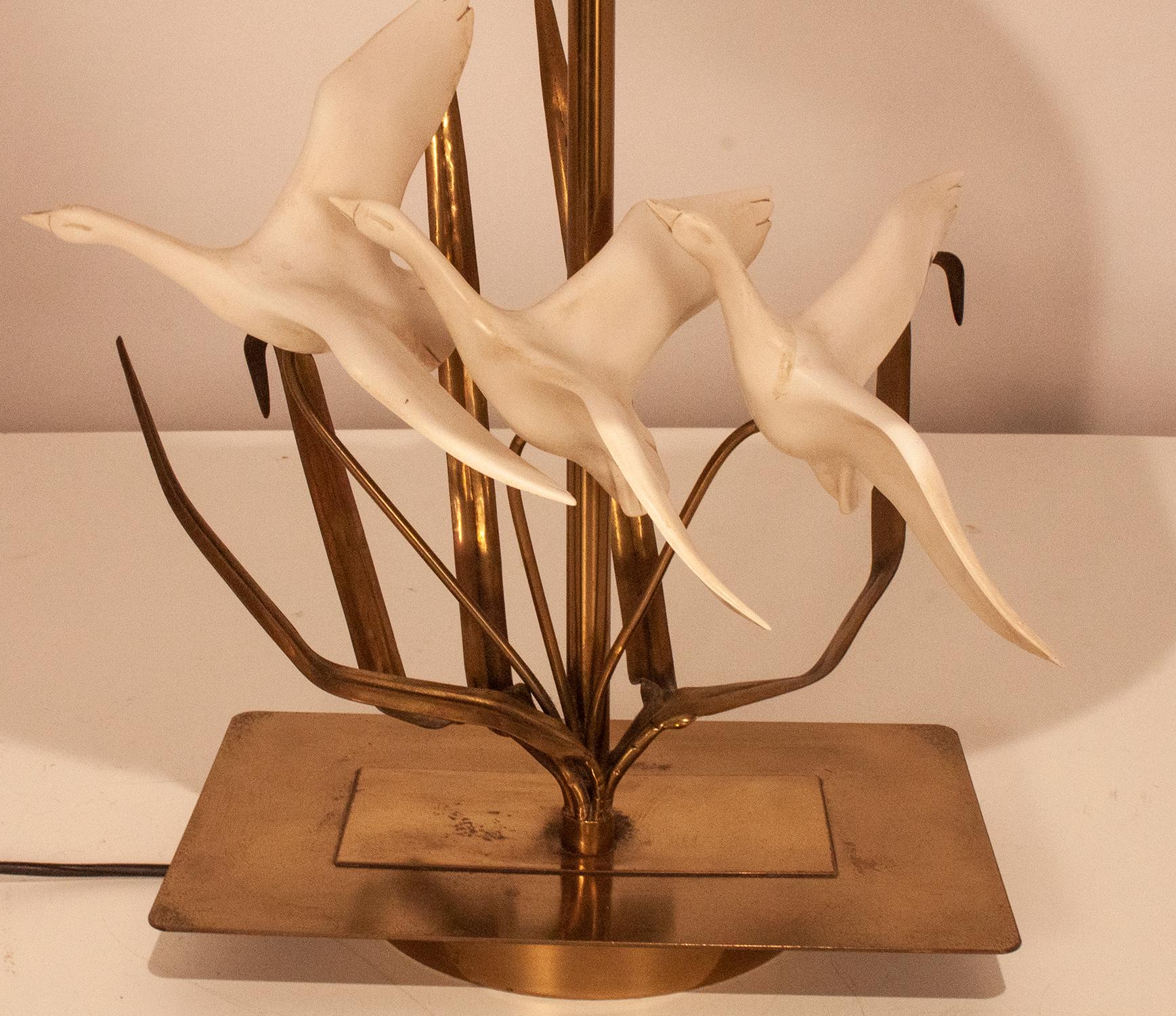 Midcentury Flying Birds Resin and Brass Table Lamp, French, 1970s In Good Condition In Barcelona, Cataluna