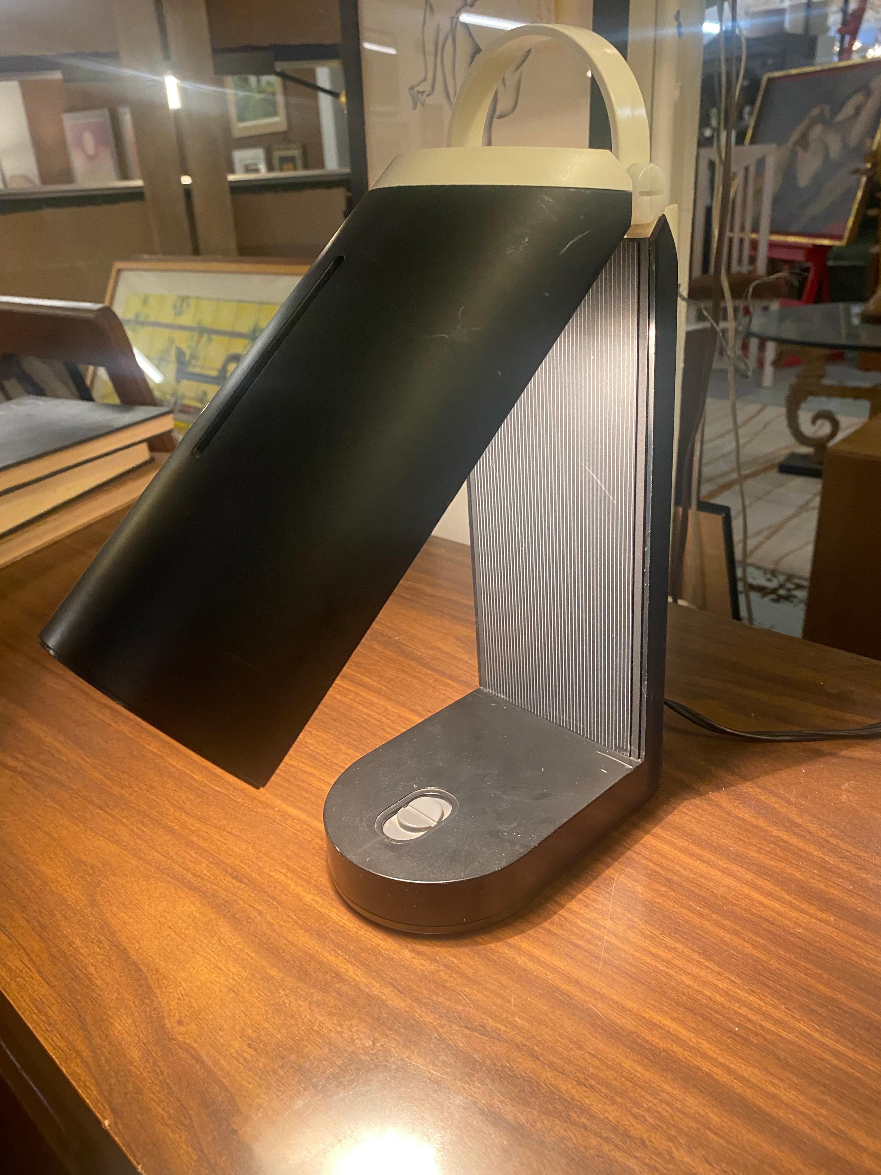 Midcentury Foldability Tragbare Schreibtischlampe in Schwarz und Creme im Zustand „Gut“ im Angebot in Pasadena, CA