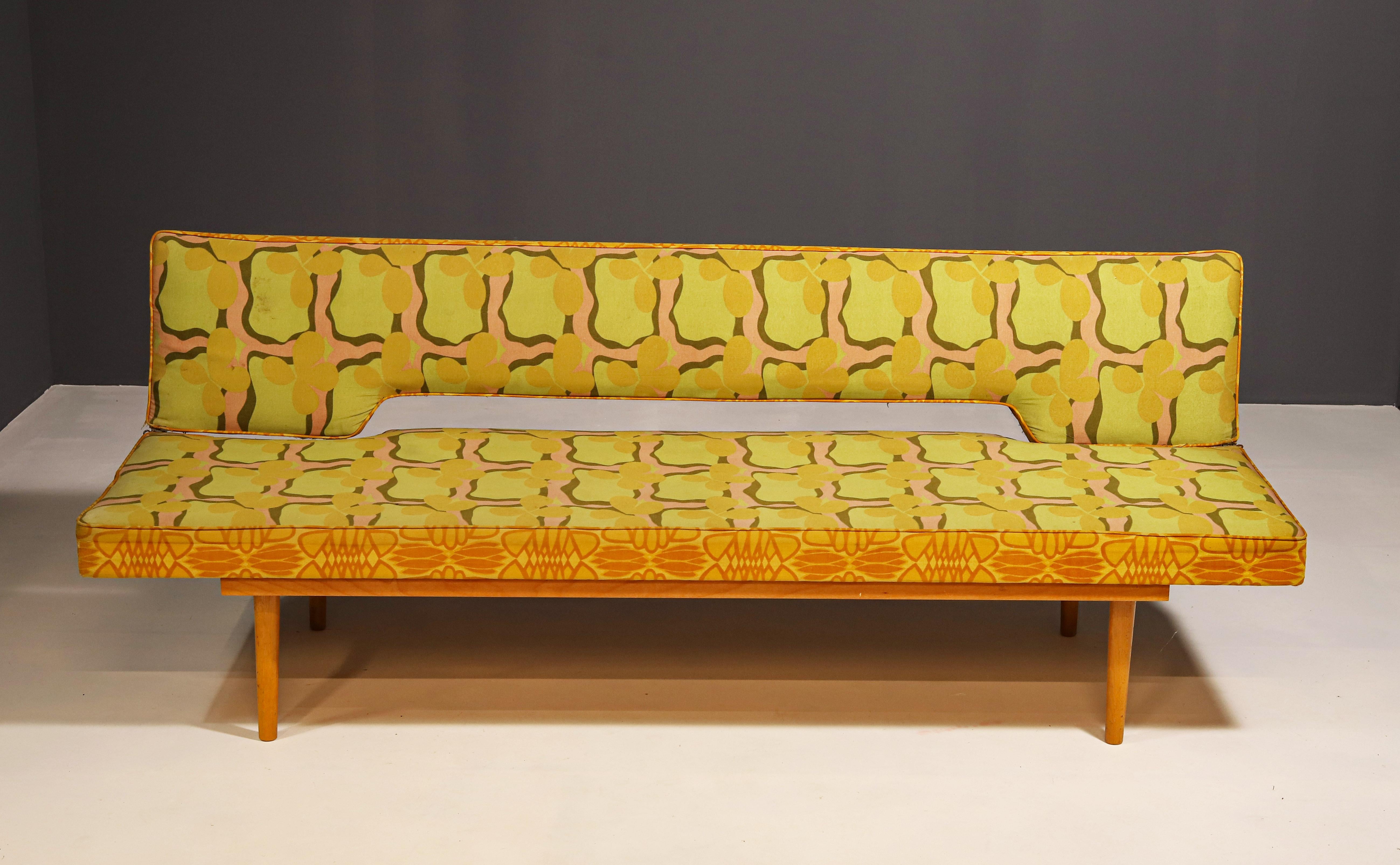 Sofa/Tagesbett aus der Mitte des Jahrhunderts, hergestellt in der ehemaligen Tschechoslowakei in den 1960er Jahren, entworfen von Miroslav Navrátil. MATERIAL: Buchenholz, Stoff. Das Sofa ist in gutem Vintage-Zustand, weist Alters- und