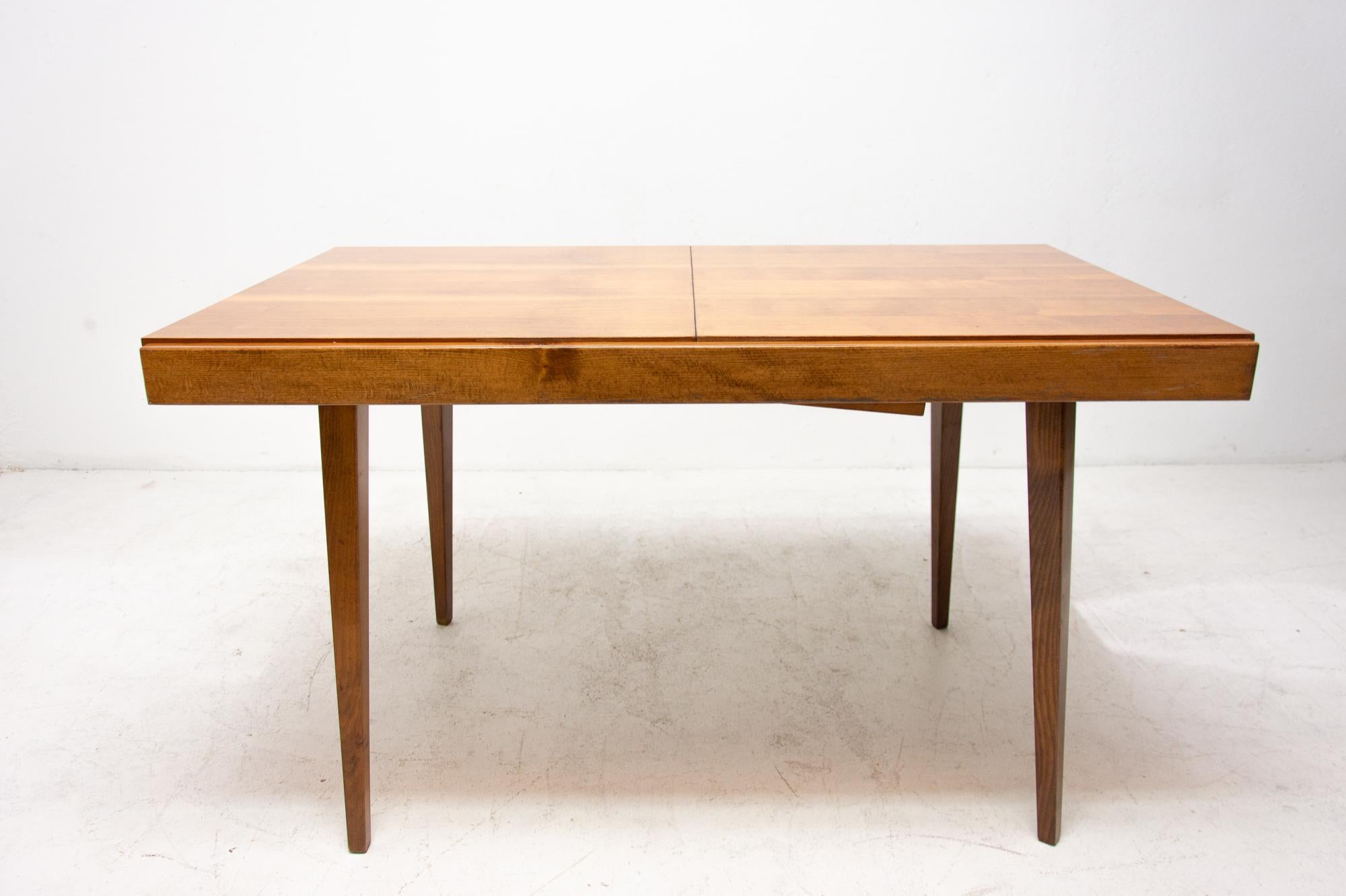 Midcentury folding dining table from the 1960s, it was designed by František Jirák for Tatra nabytok Pravenec. Walnut veneer. Very interesting shaping. In very good Vintage condition.

Merasures: Unfolded 170 cm.